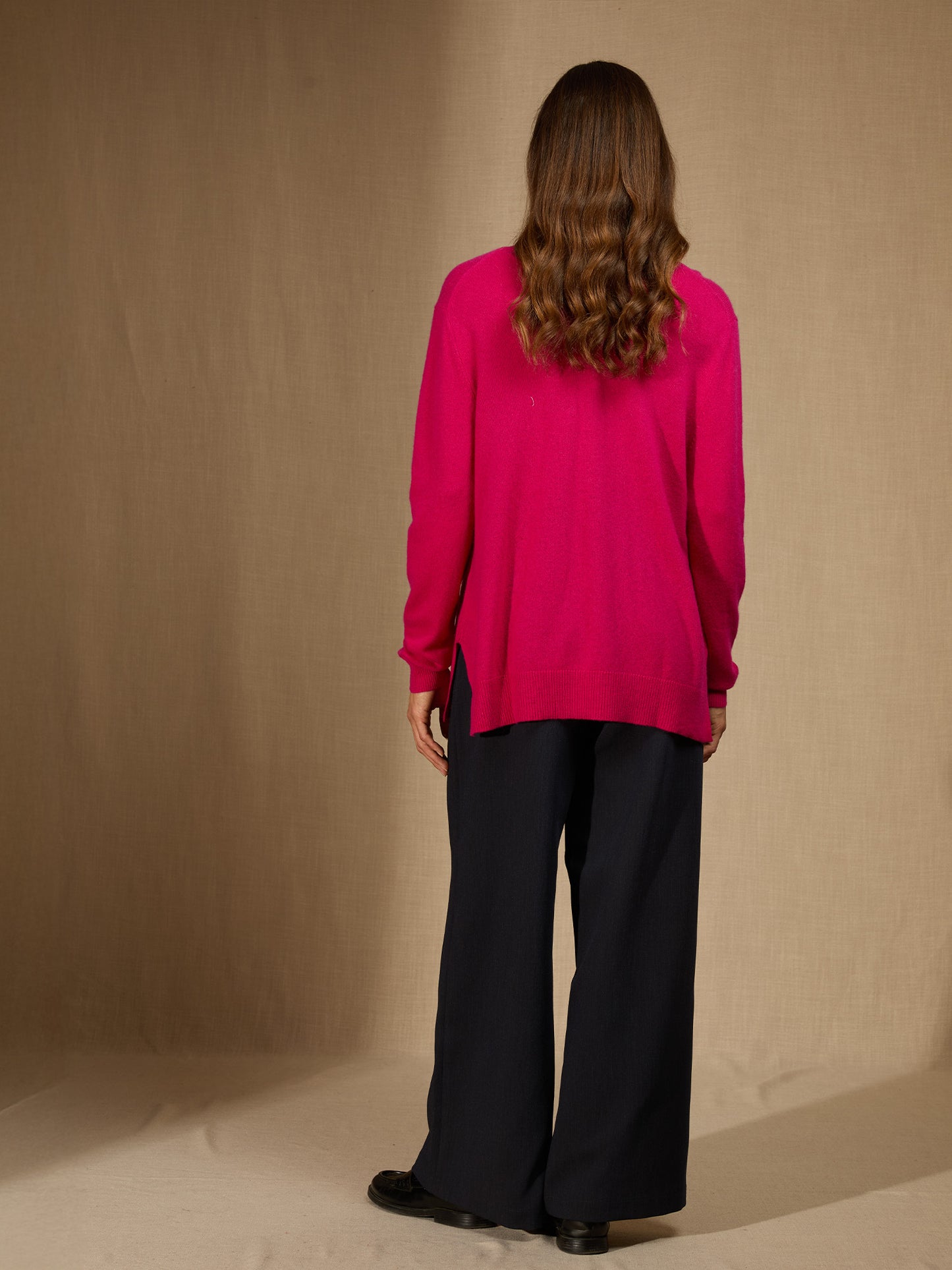 LOVA pull col v devant et dos fuchsia 100% cachemire