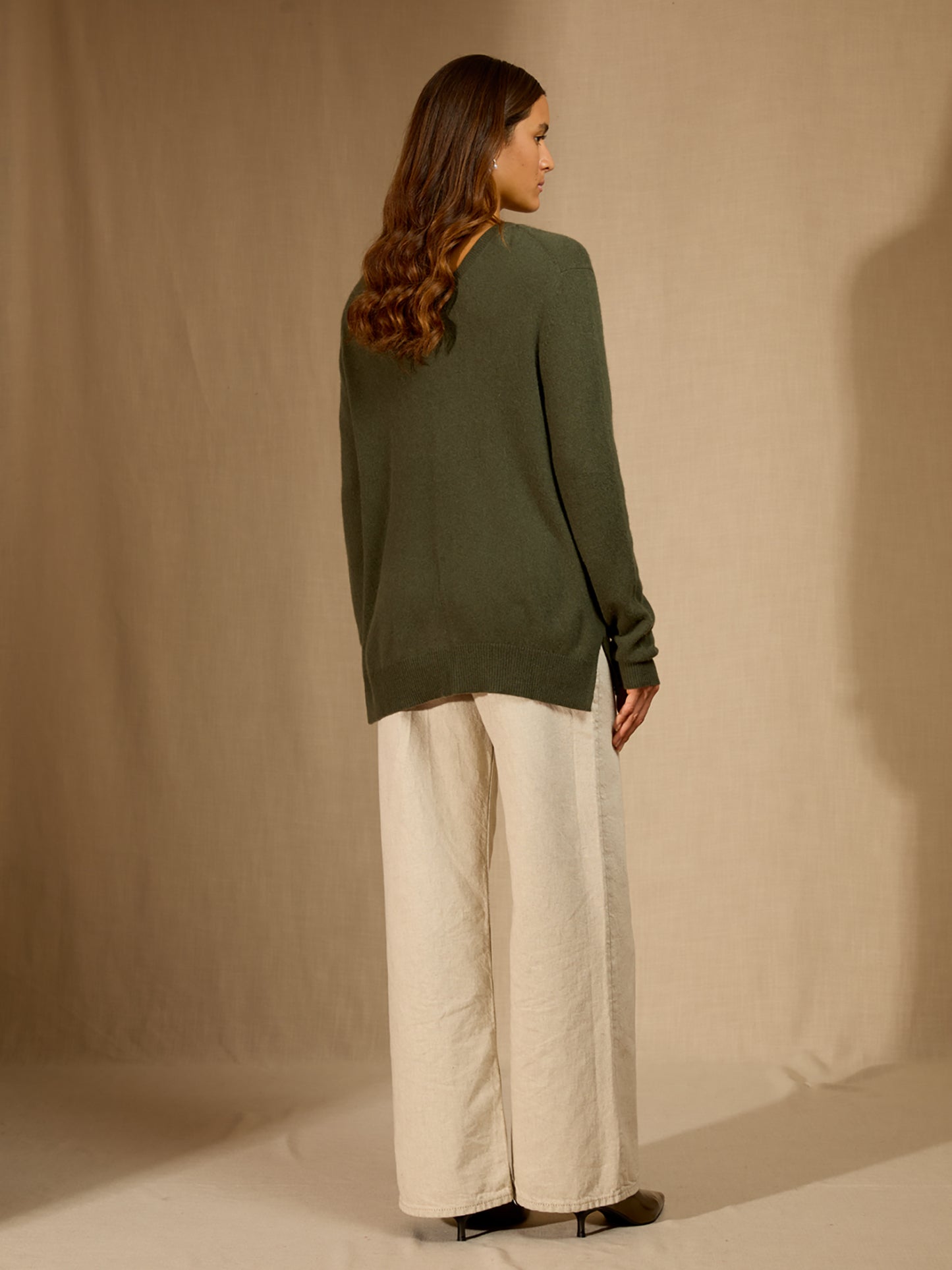 LOVA pull col v devant et dos kaki 100% cachemire