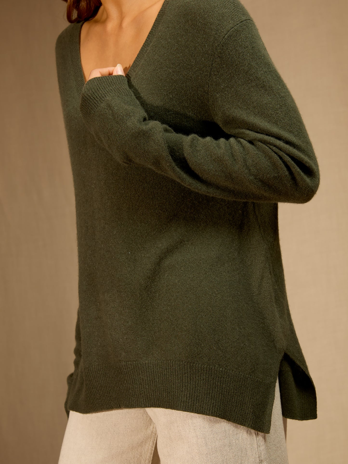 LOVA pull col v devant et dos kaki 100% cachemire