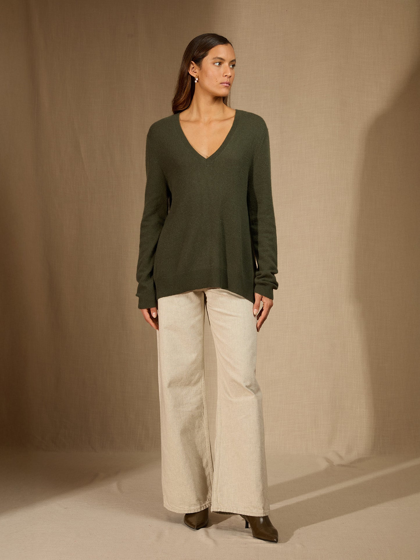 LOVA pull col v devant et dos kaki 100% cachemire
