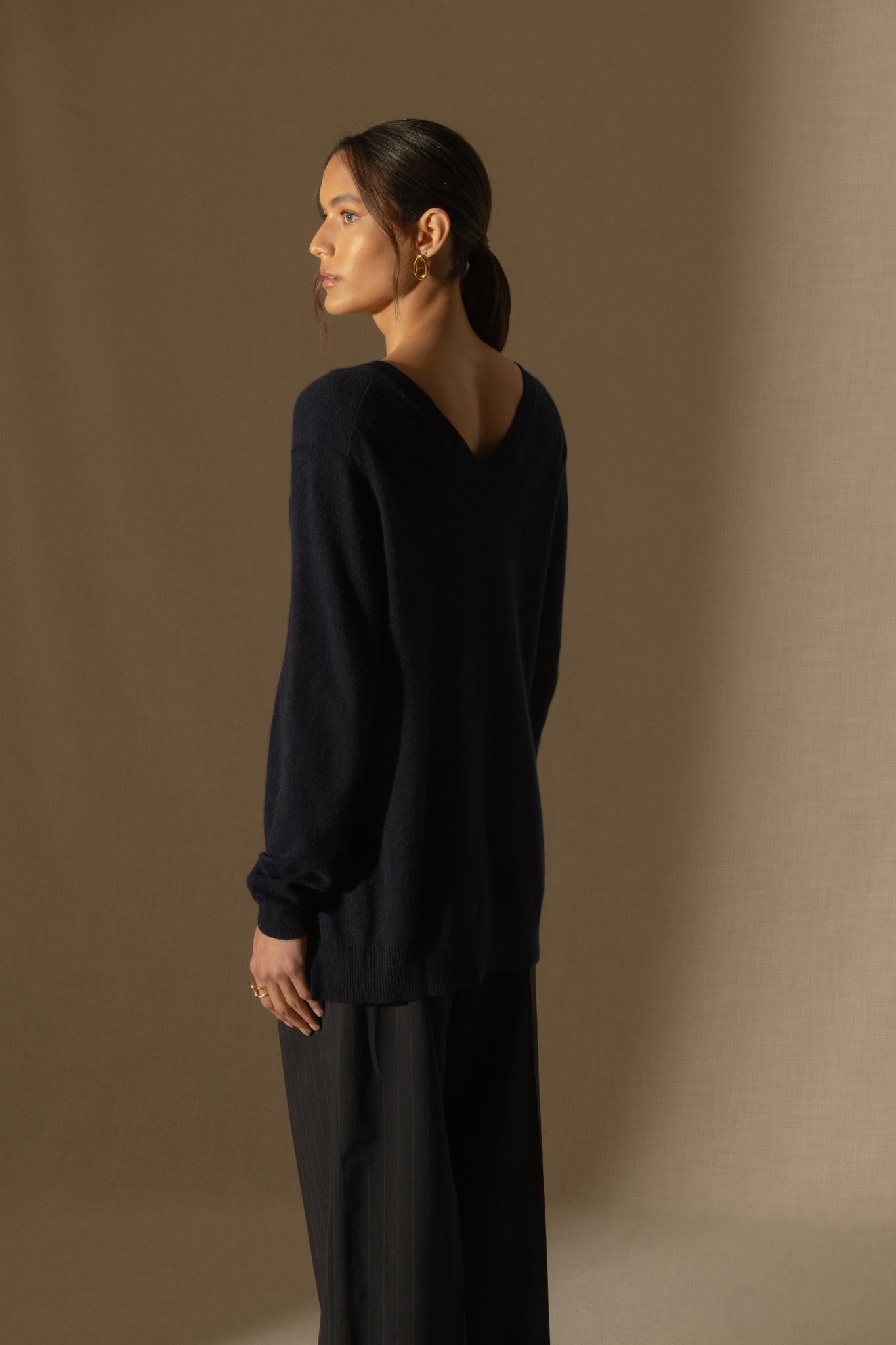 LOVA pull col v devant et dos navy 100% cachemire