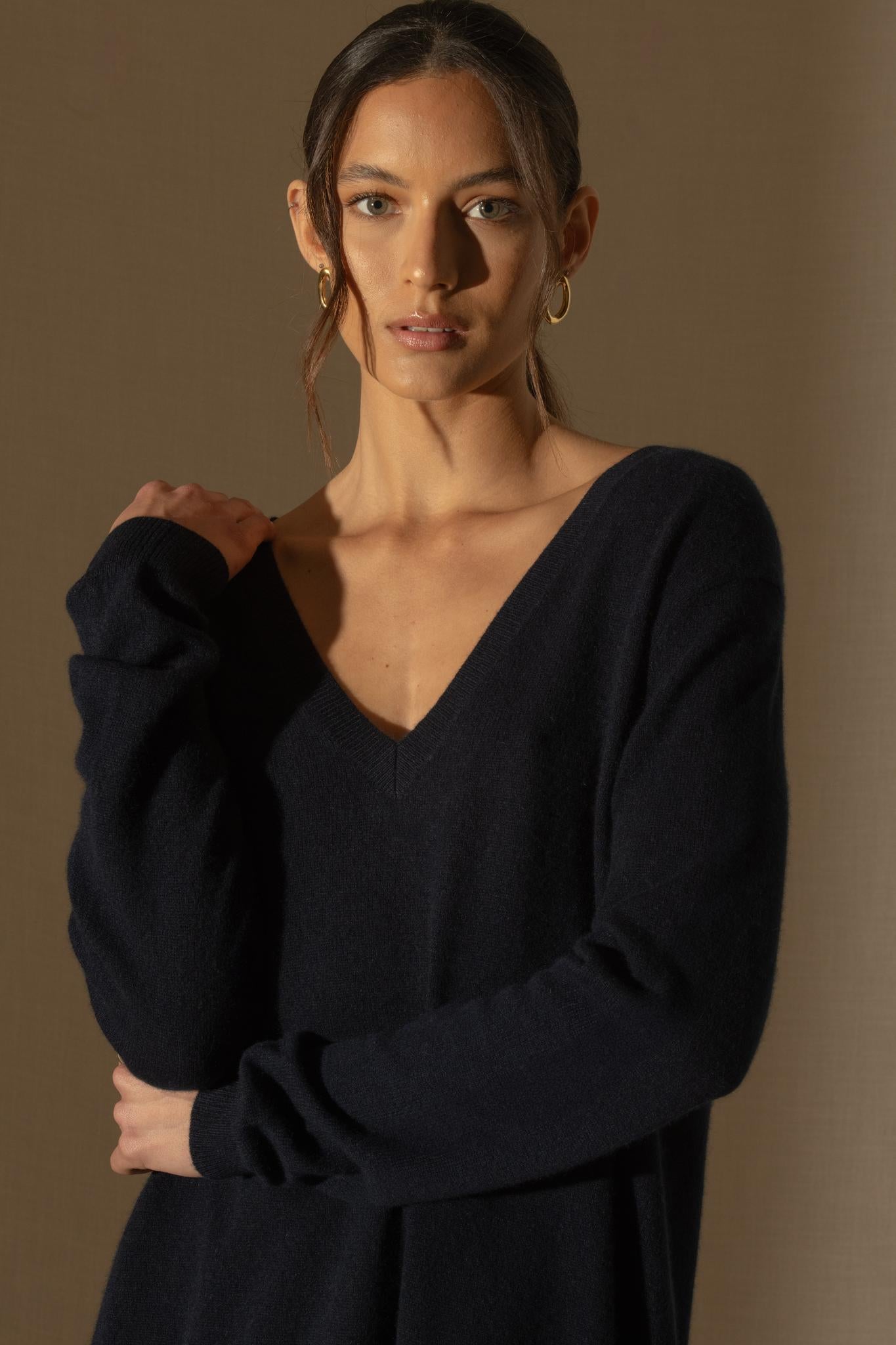 LOVA pull col v devant et dos navy 100% cachemire