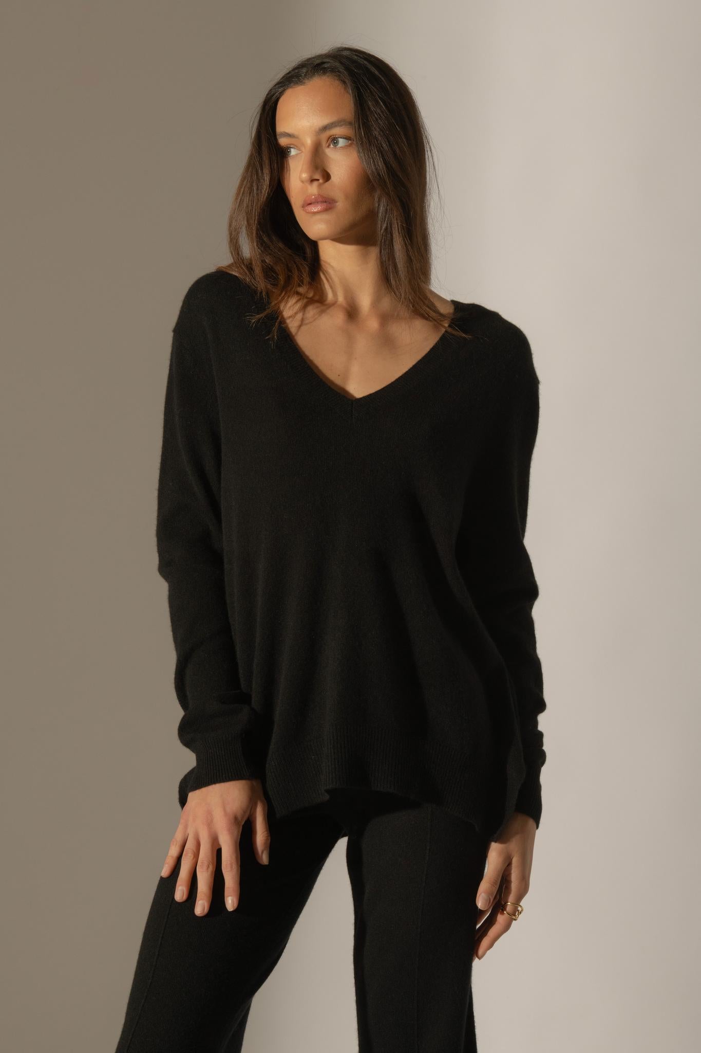LOVA pull col v devant et dos noir 100% cachemire