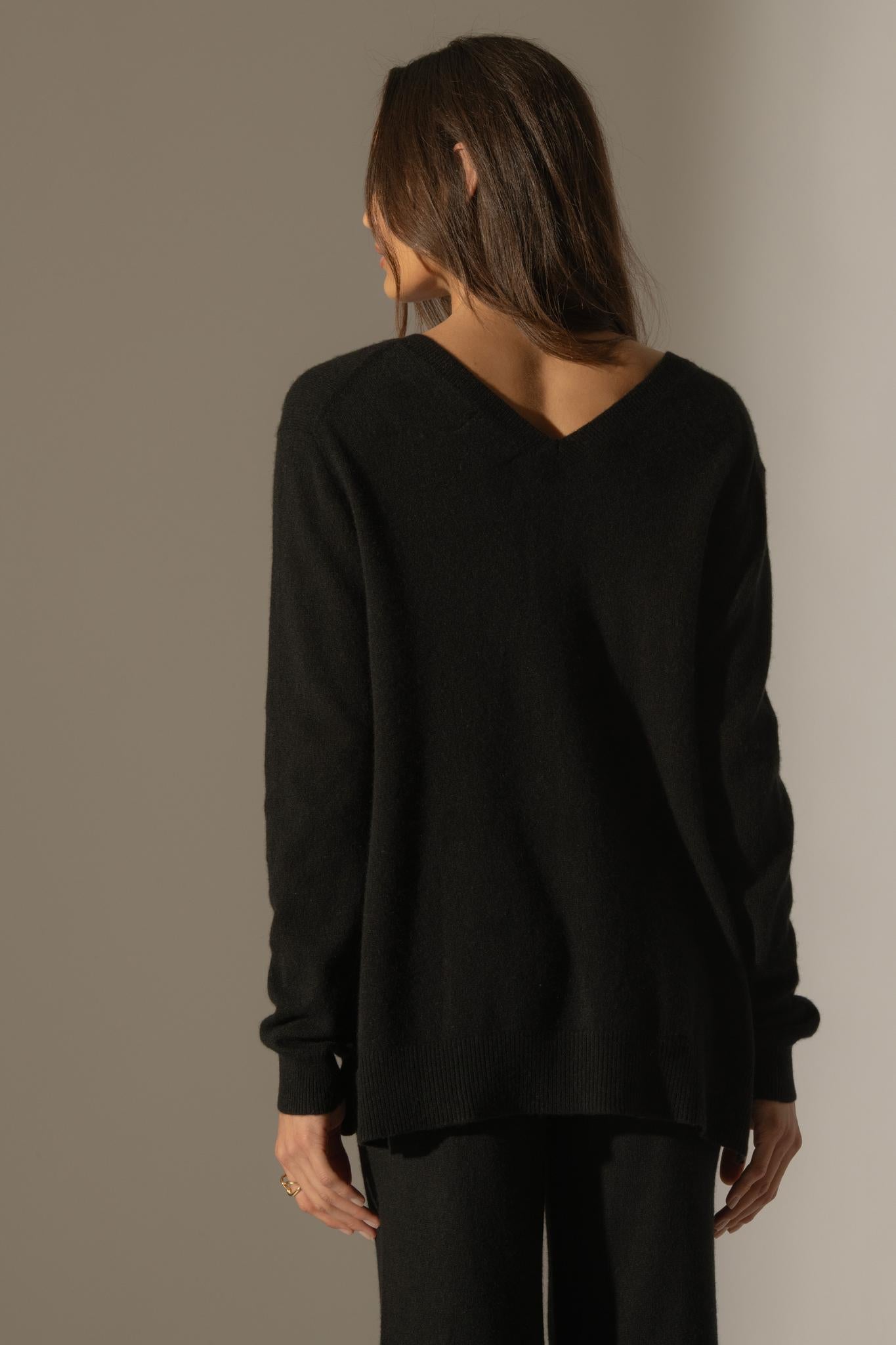 LOVA pull col v devant et dos noir 100% cachemire