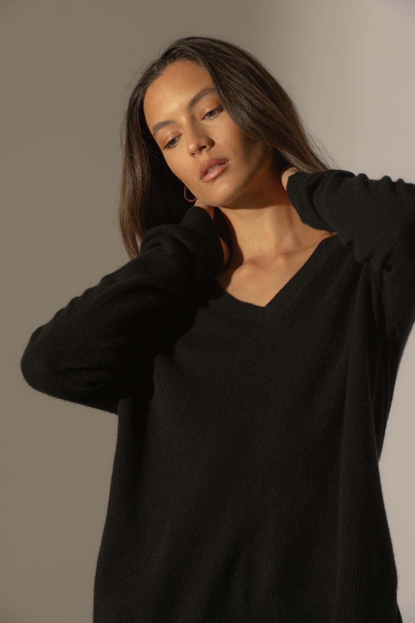 LOVA pull col v devant et dos noir 100% cachemire