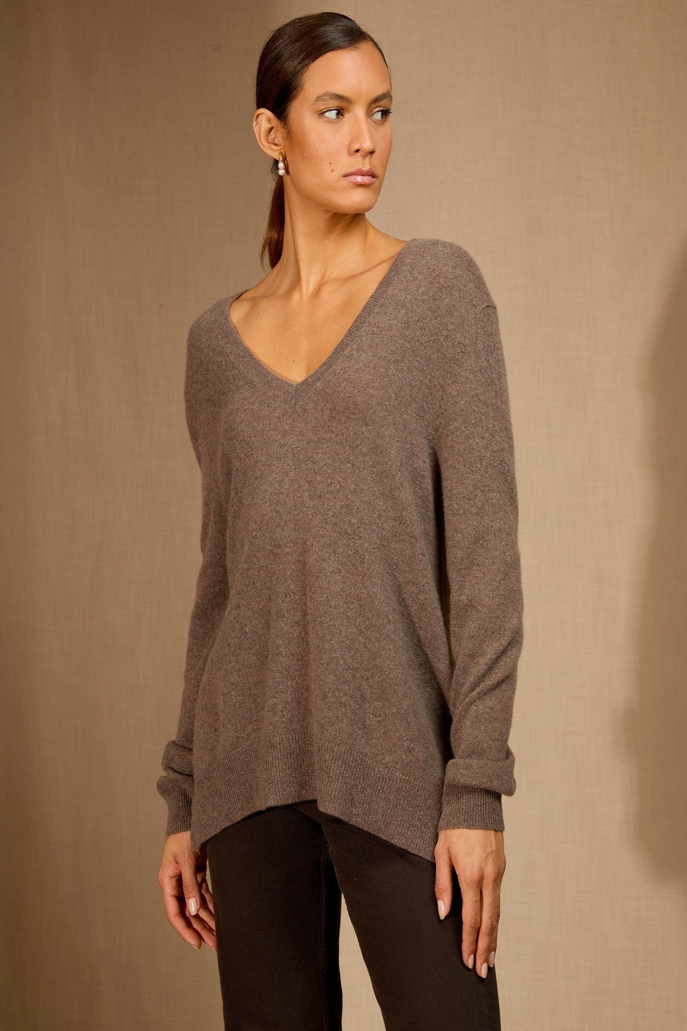 lova pull col v devant et dos taupe chiné 100% cachemire