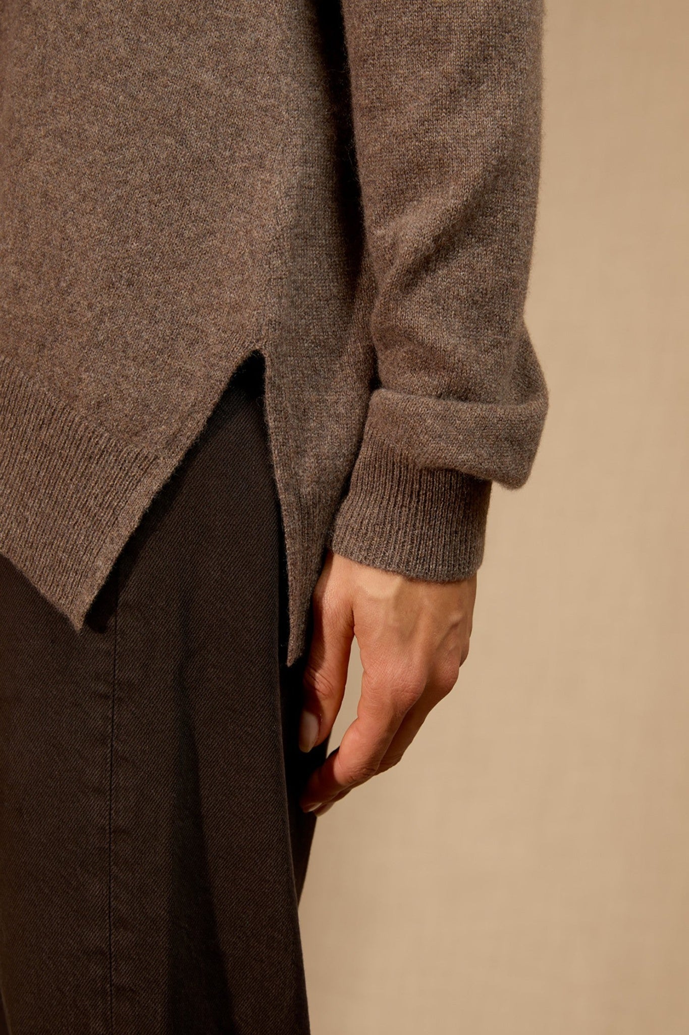 lova pull col v devant et dos taupe chiné 100% cachemire