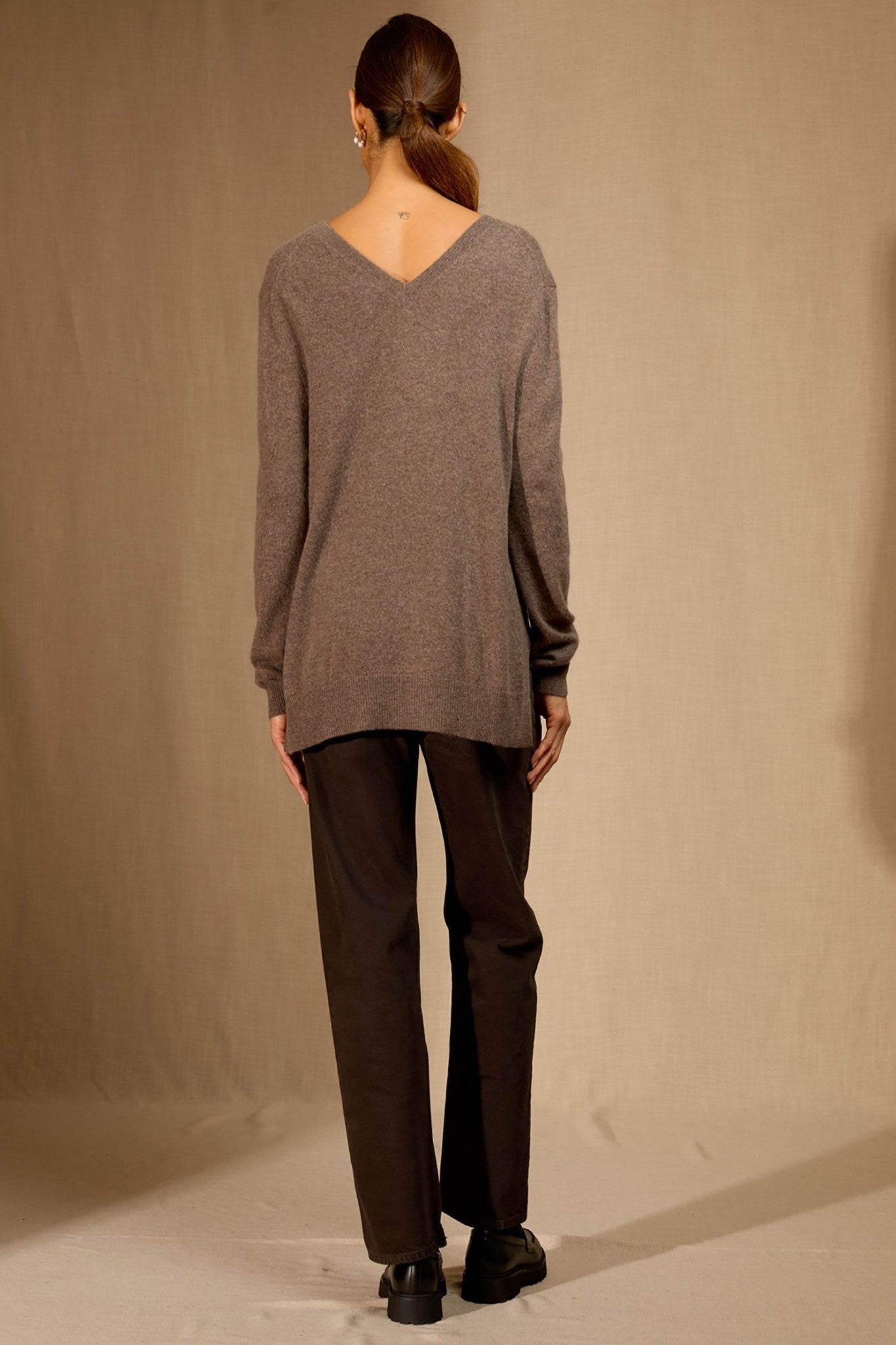 lova pull col v devant et dos taupe chiné 100% cachemire