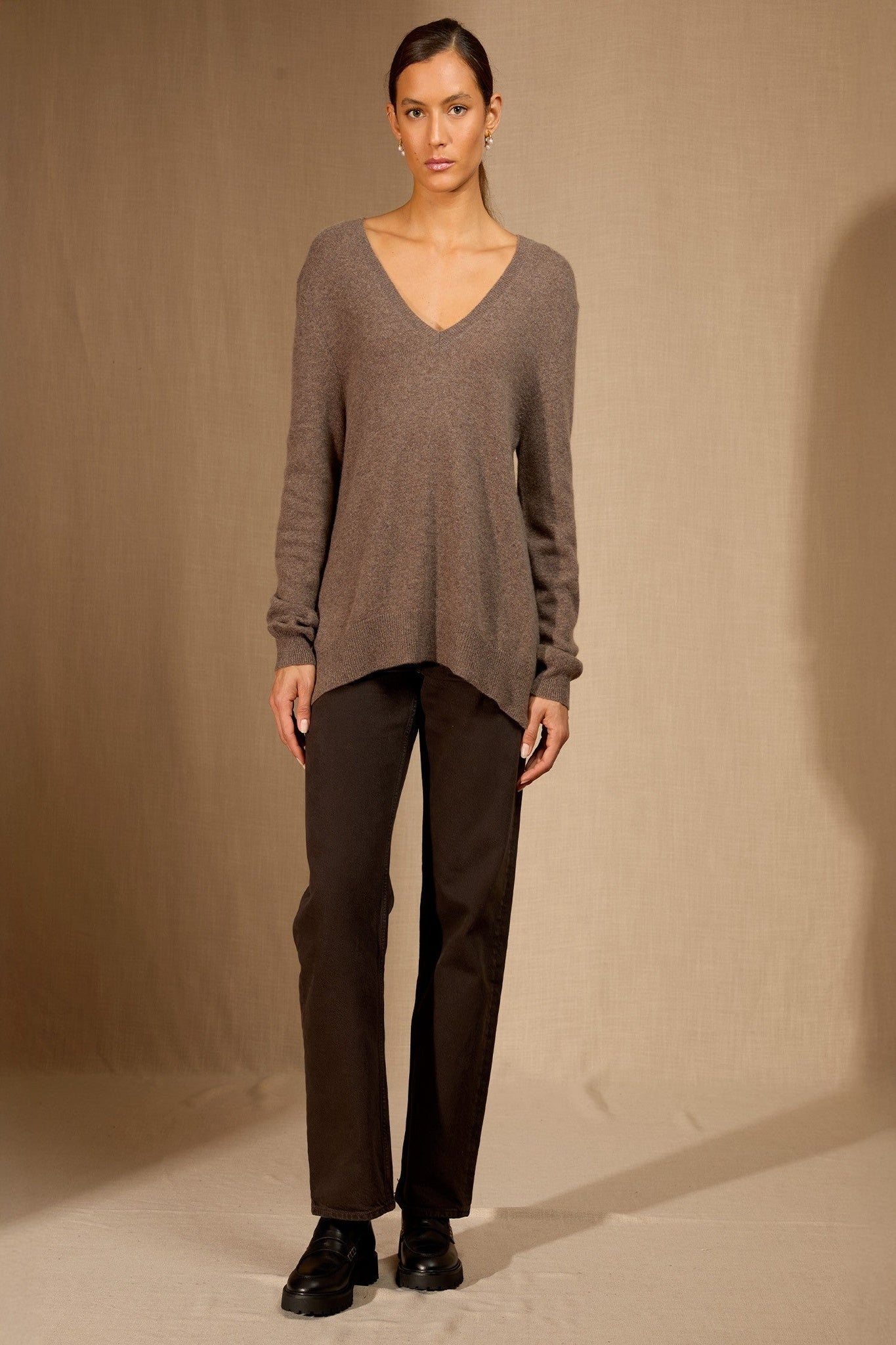 lova pull col v devant et dos taupe chiné 100% cachemire