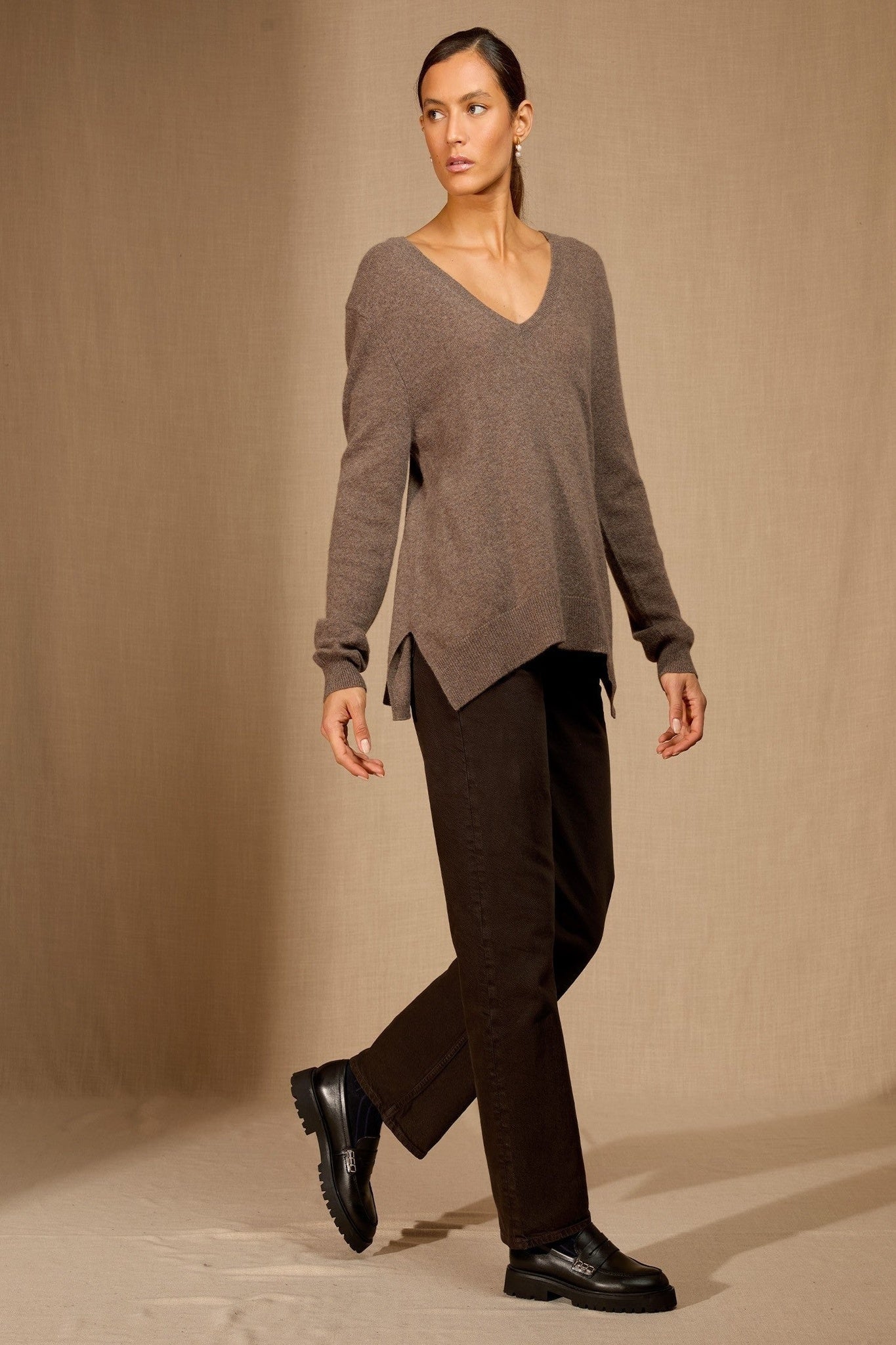 lova pull col v devant et dos taupe chiné 100% cachemire