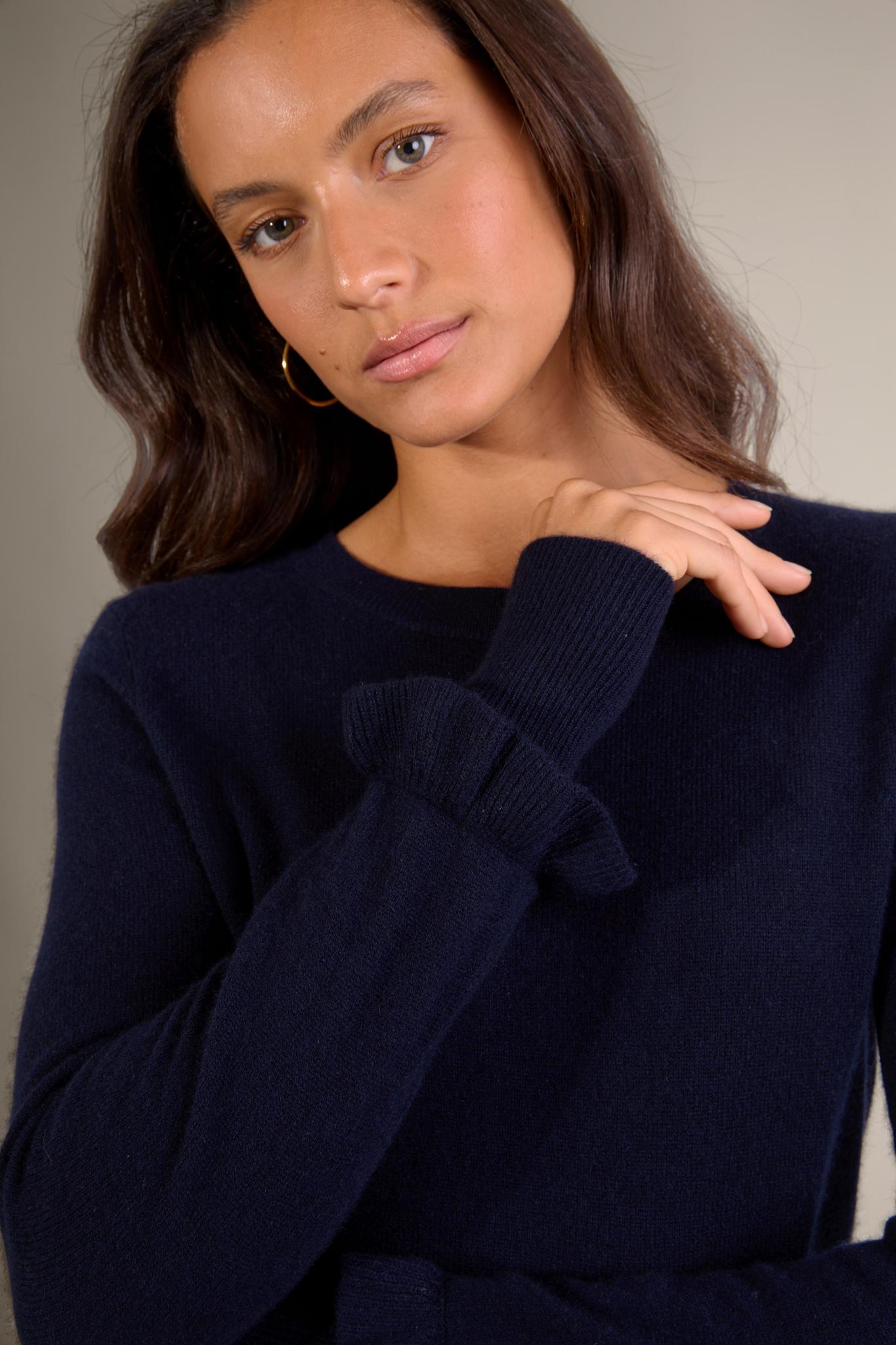 LUING pull col rond volants poignets navy 100% cachemire