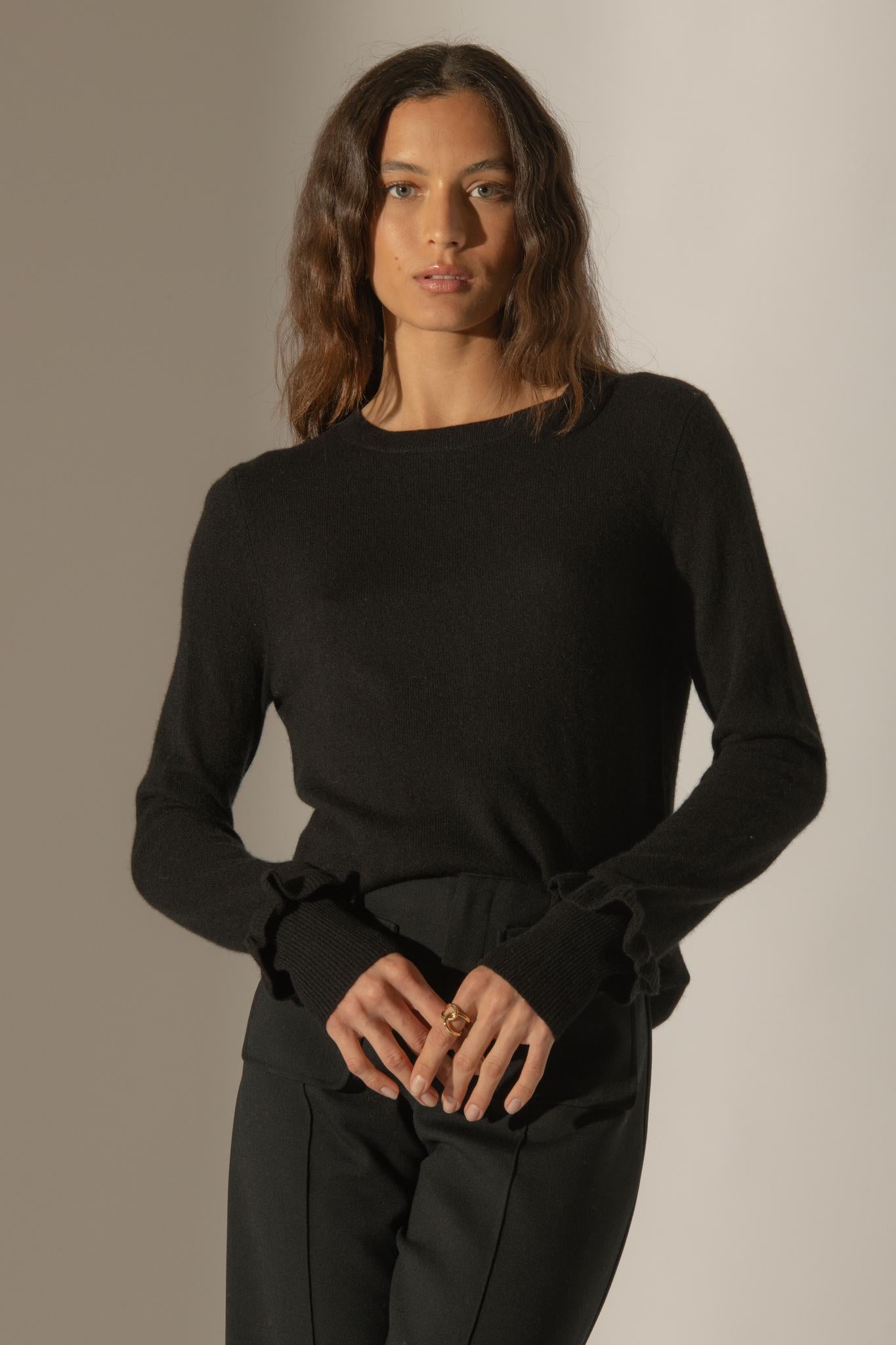 LUING pull col rond volants poignets noir 100% cachemire