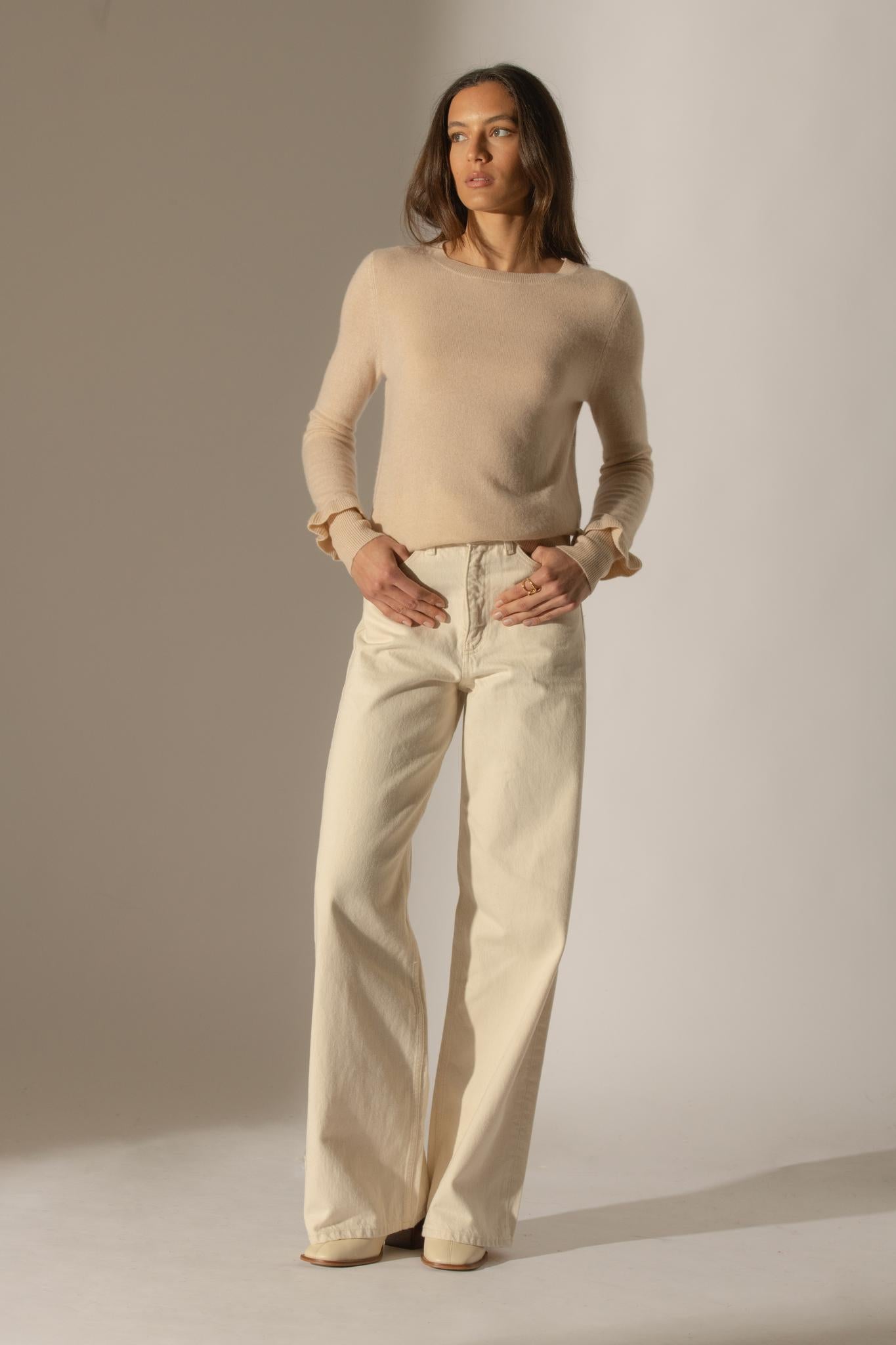 LUING pull col rond volants poignets sable 100% cachemire