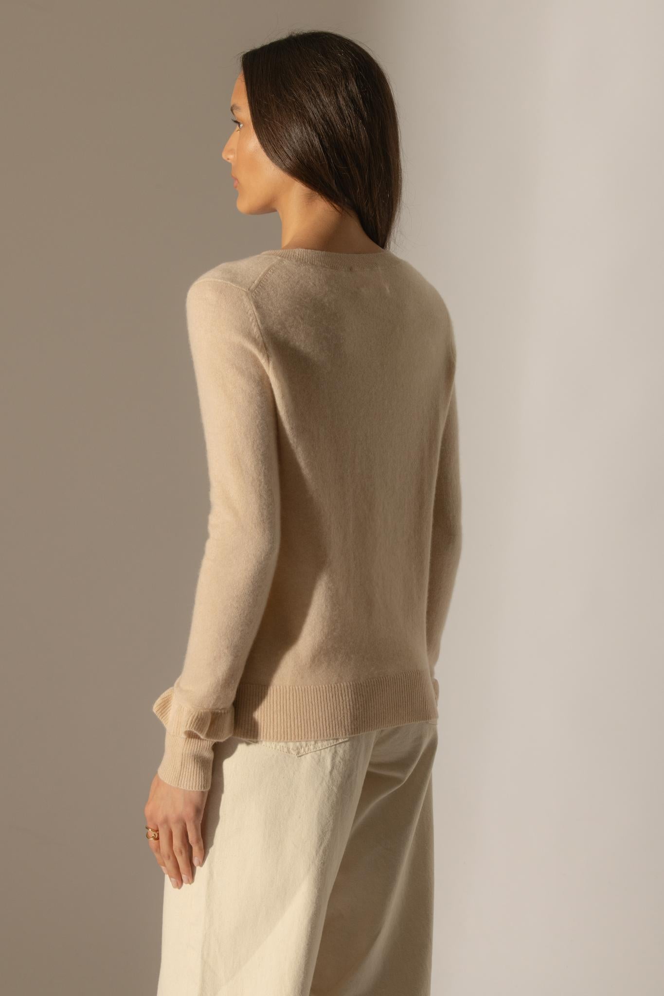 LUING pull col rond volants poignets sable 100% cachemire