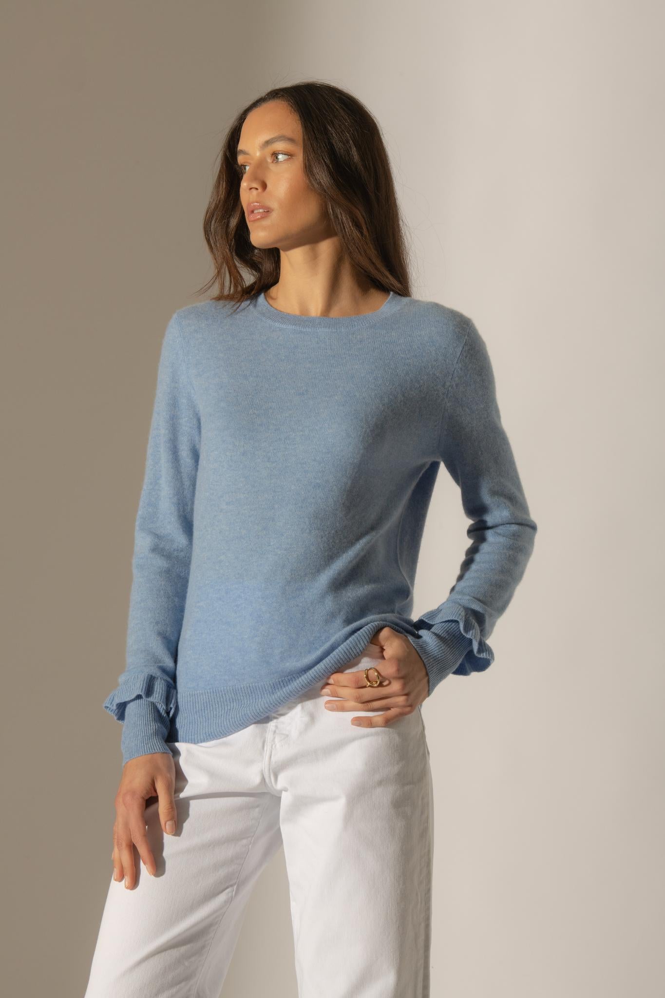 LUING pull col rond volants poignets sky 100% cachemire