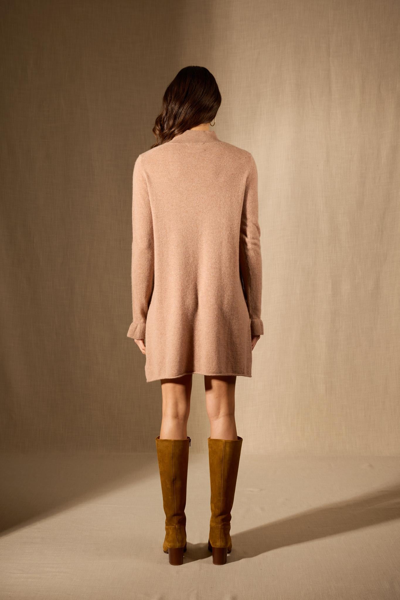 LYAMIA robe col montant volants poignets camel chiné 100% cachemire