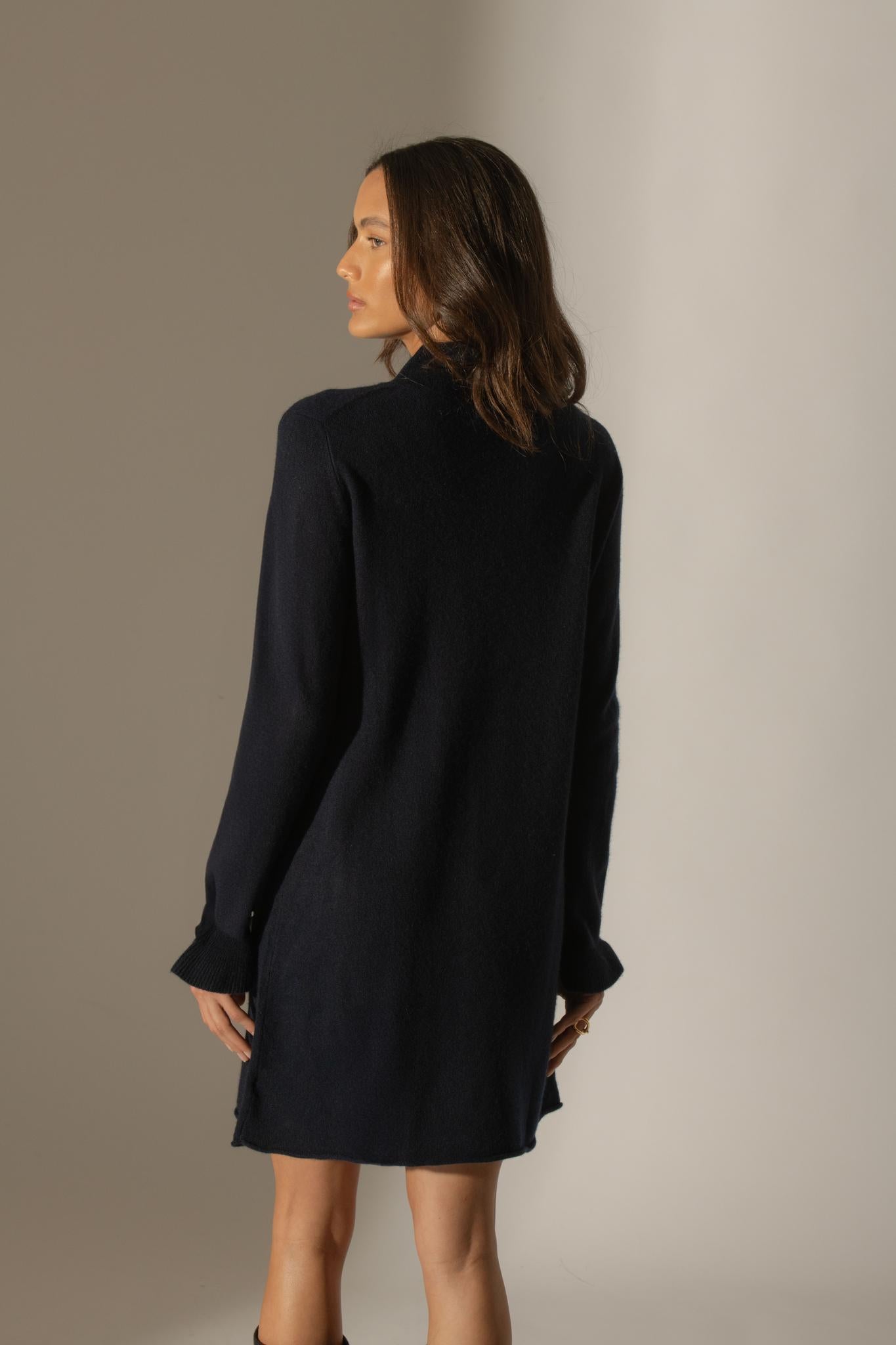 LYAMIA robe col montant volants poignets navy 100% cachemire