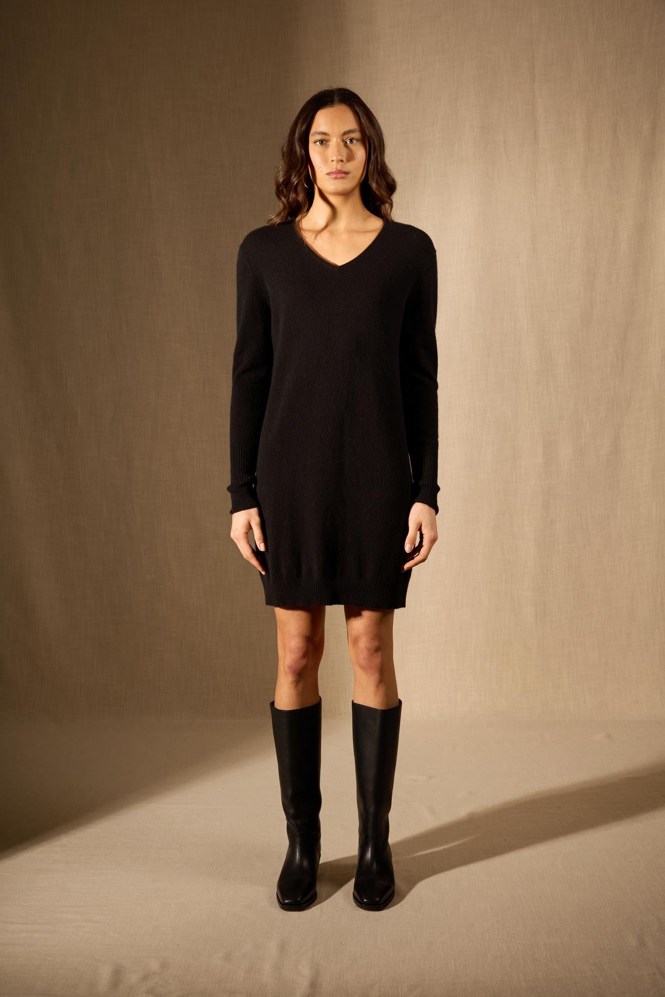 Levana robe col v noir 100% cachemire