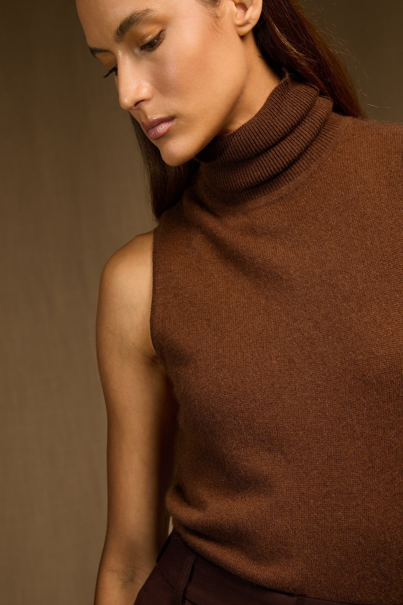 mary pull col roulé sans manches cannelle 100% cachemire