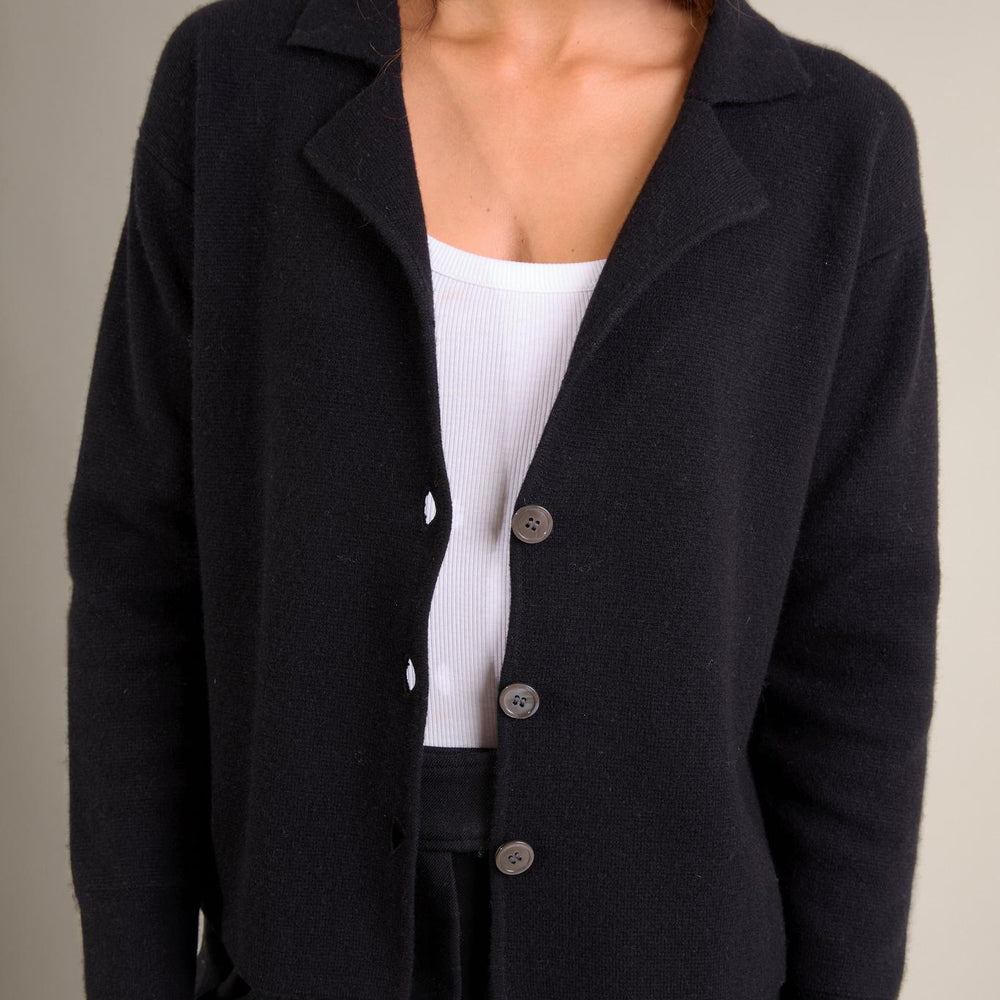 NESSA veste boutonnée col tailleur noir 100% cachemire