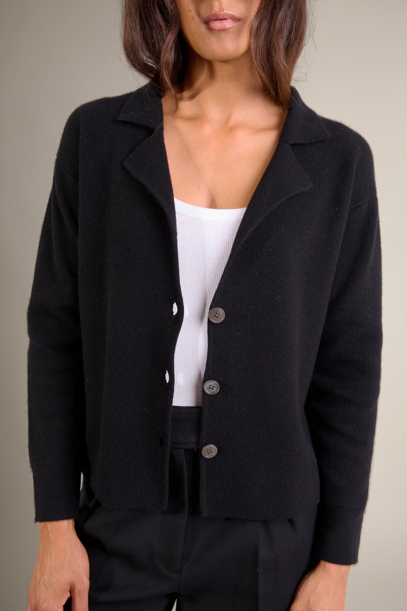 NESSA veste boutonnée col tailleur noir 100% cachemire