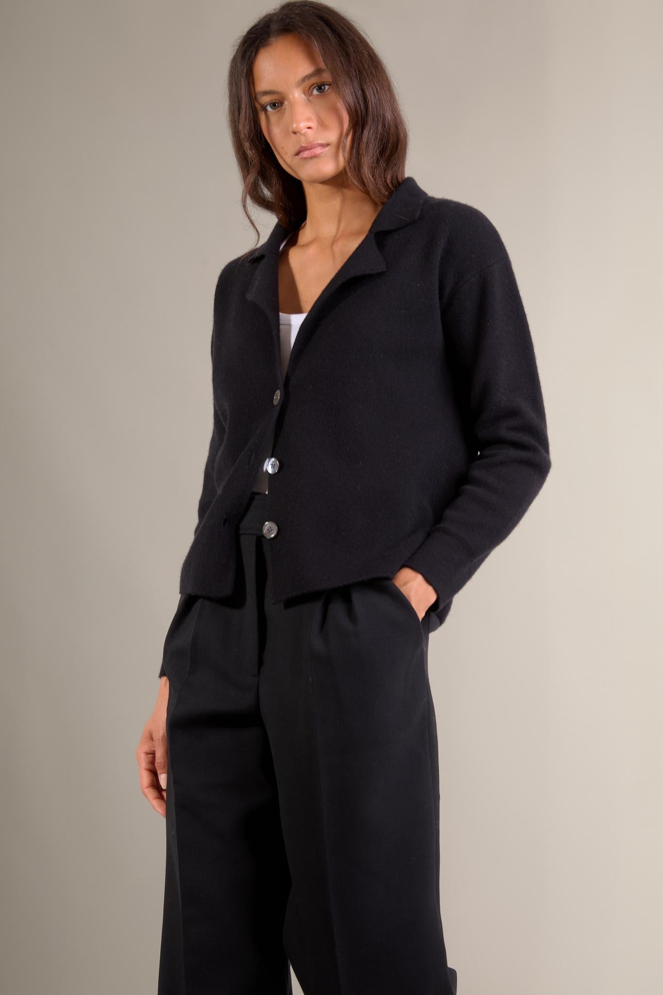 NESSA veste boutonnée col tailleur noir 100% cachemire
