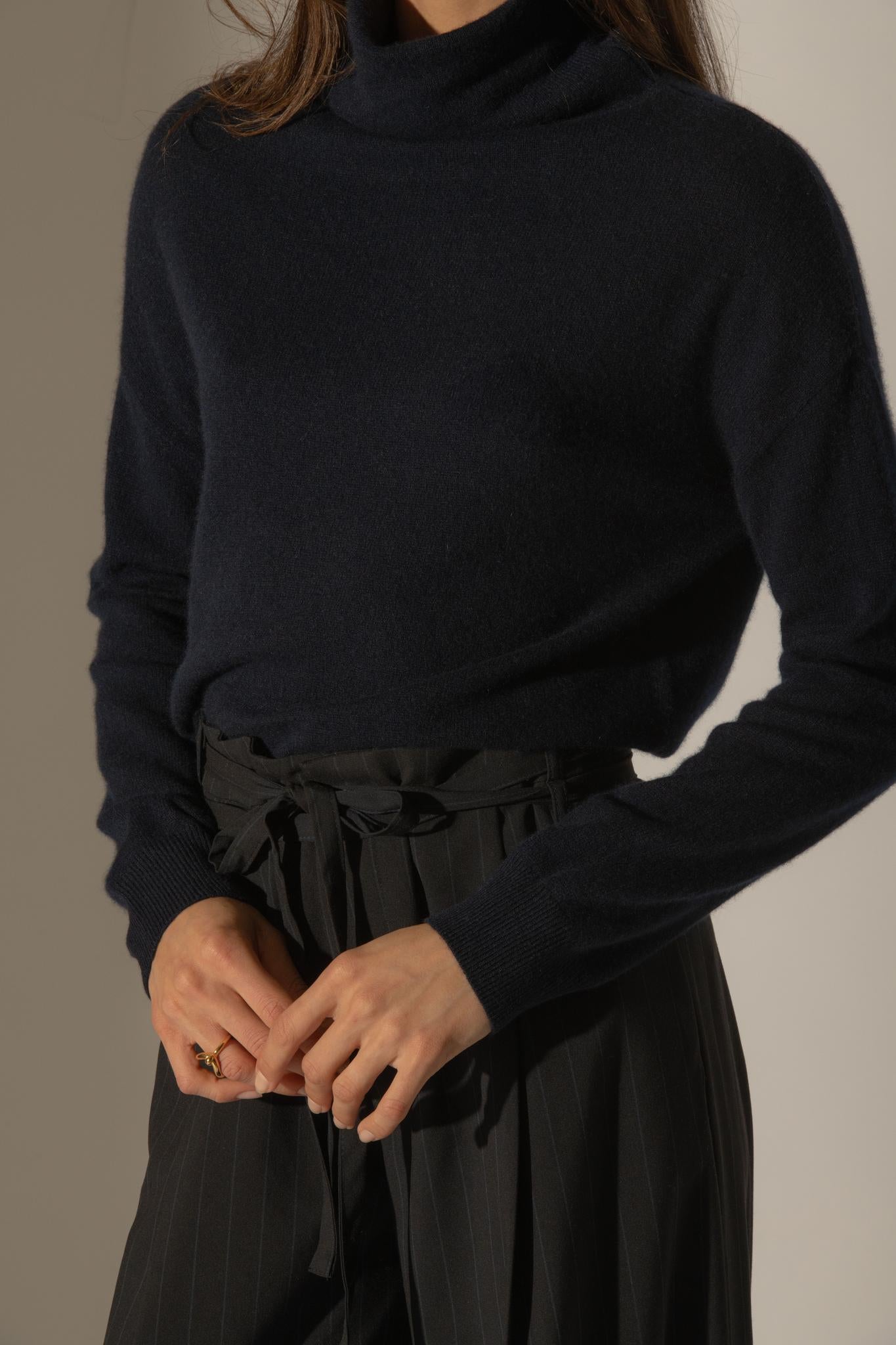 NETHAN pull col montant navy 100% cachemire