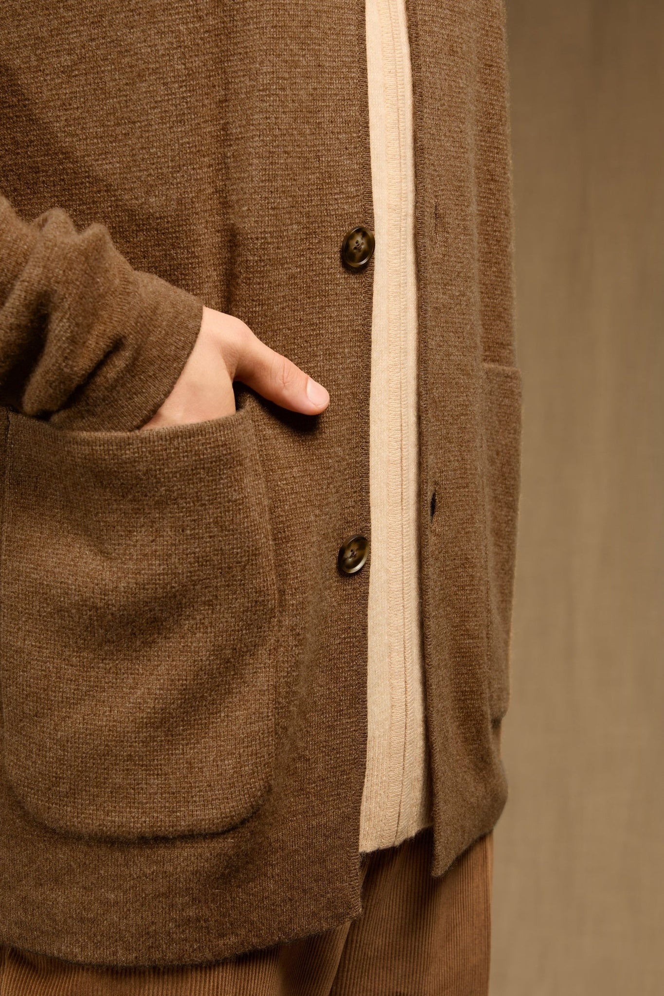 nick veste boutonnée col chemise noisette 100% cachemire