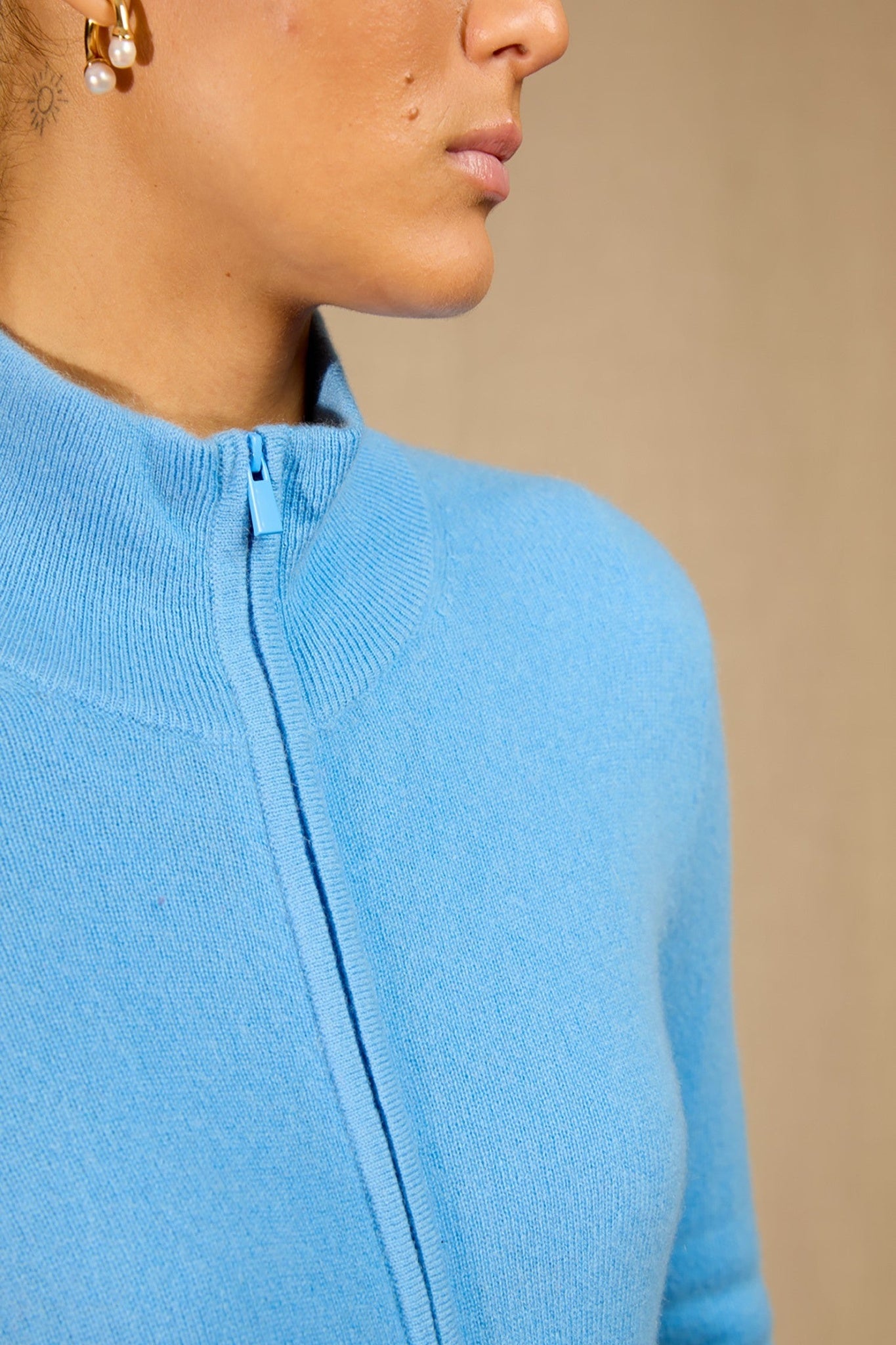 olyra gilet zippé col montant baby blue 100% cachemire