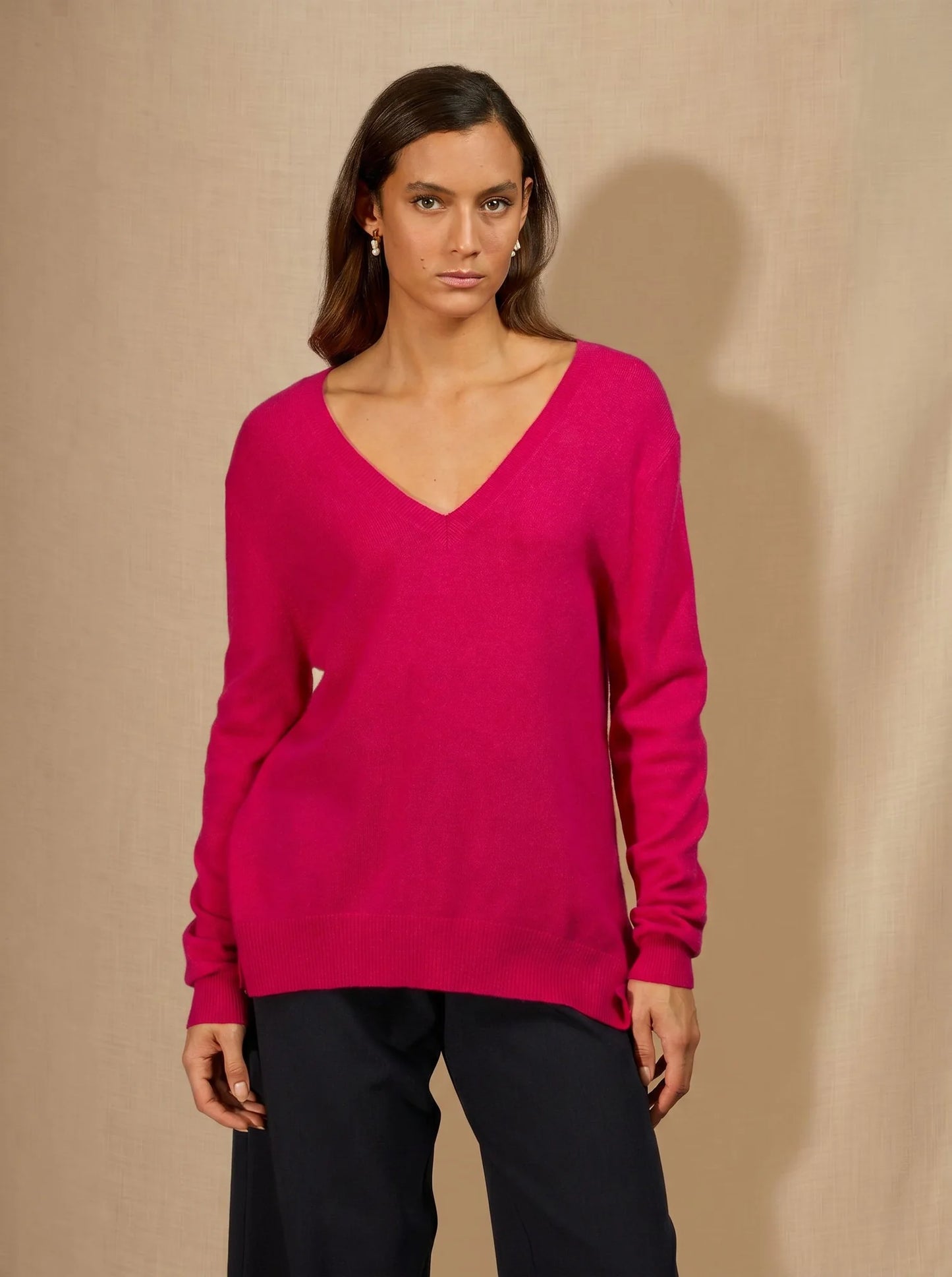 LOVA sweater v-neck devant and dos fuchsia