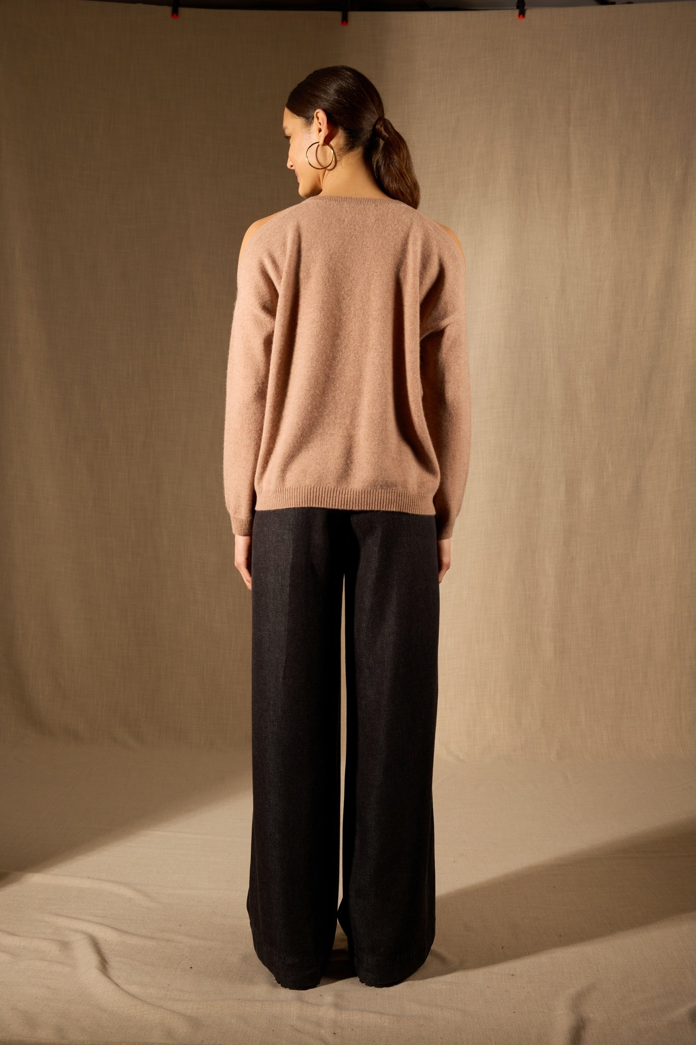 POKA pull col rond fentes épaules camel chiné 100% cachemire