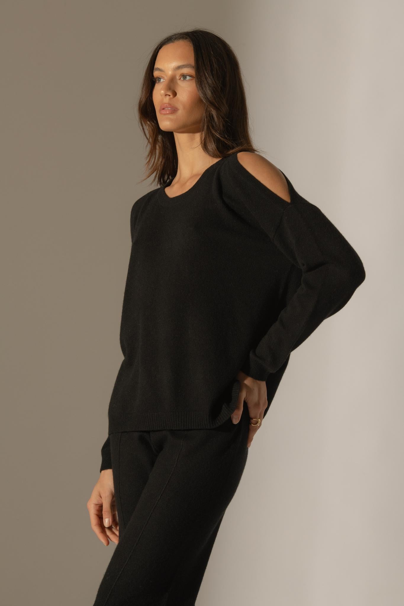 POKA pull col rond fentes épaules noir 100% cachemire