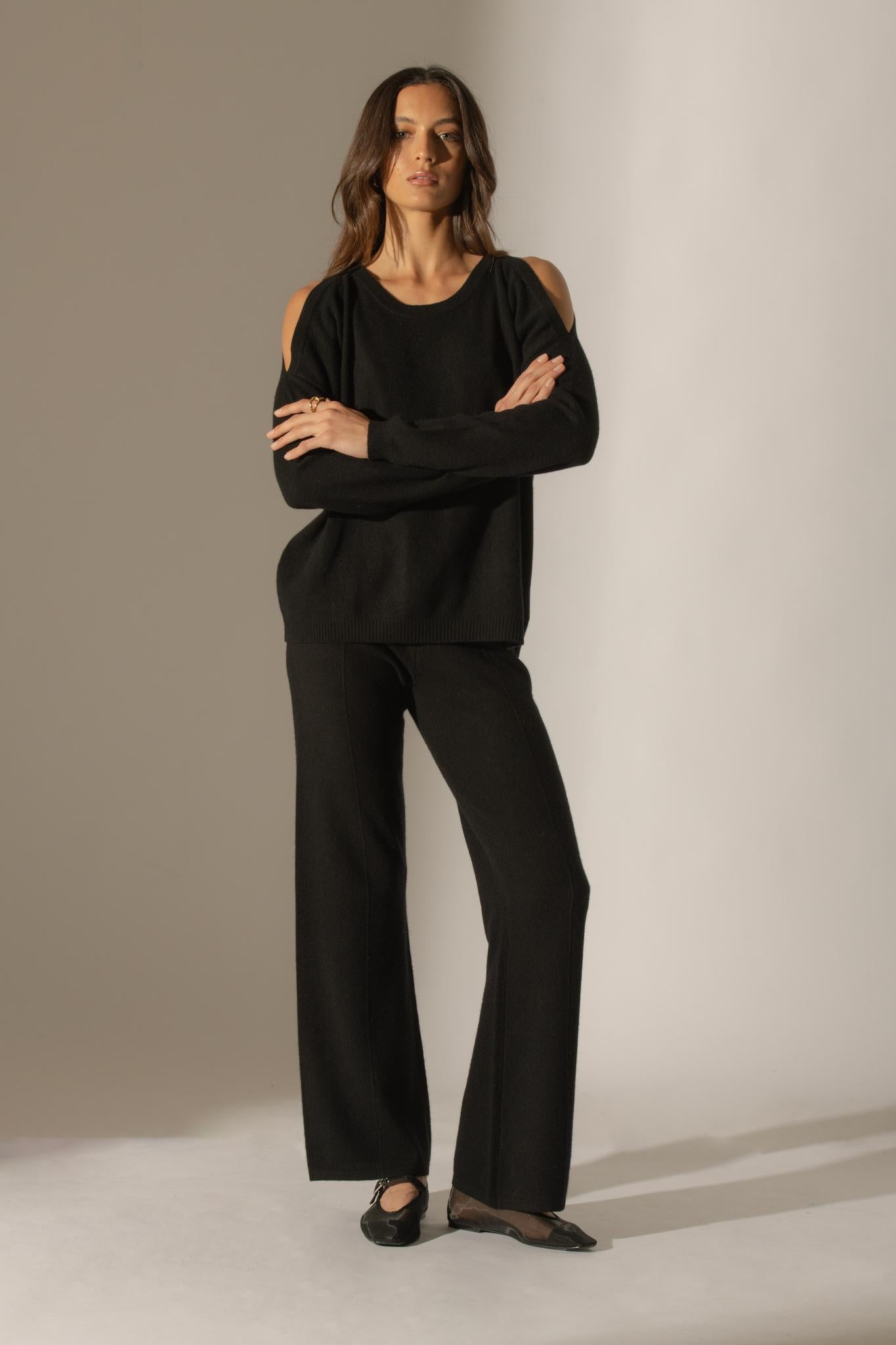 POKA pull col rond fentes épaules noir 100% cachemire