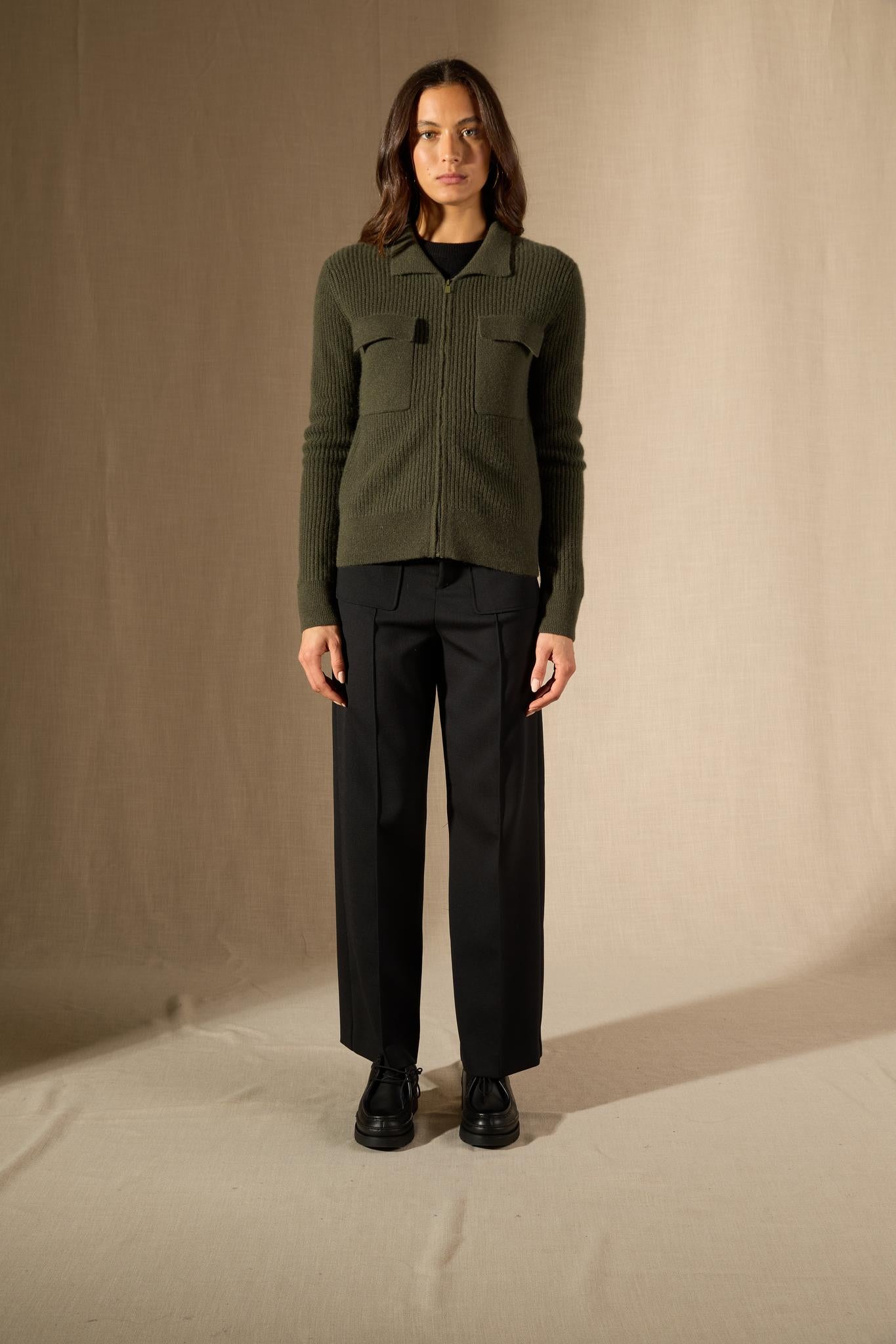SARA veste courte zippée col chemise 4 fils kaki 100% cachemire