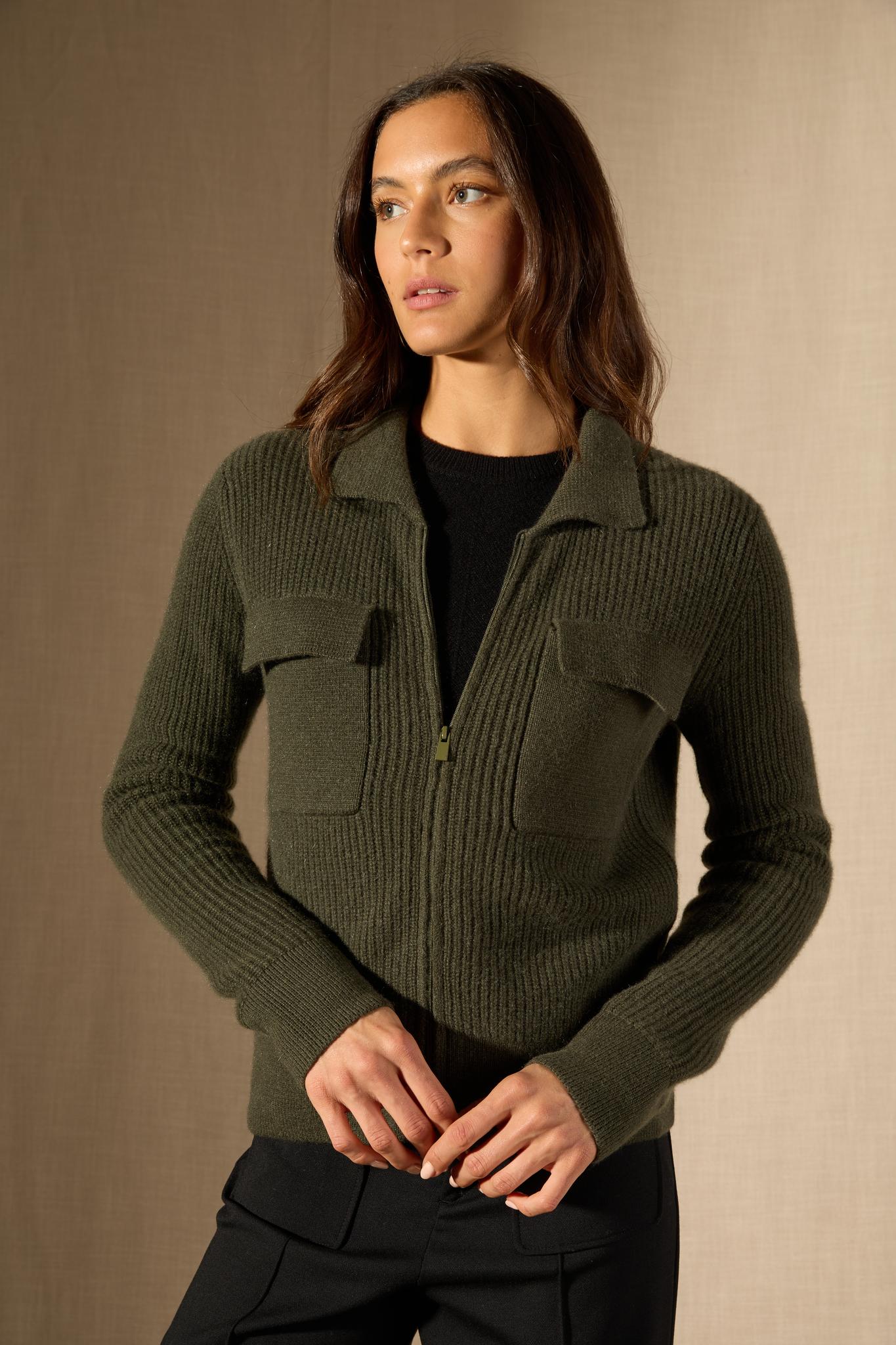 SARA veste courte zippée col chemise 4 fils kaki 100% cachemire