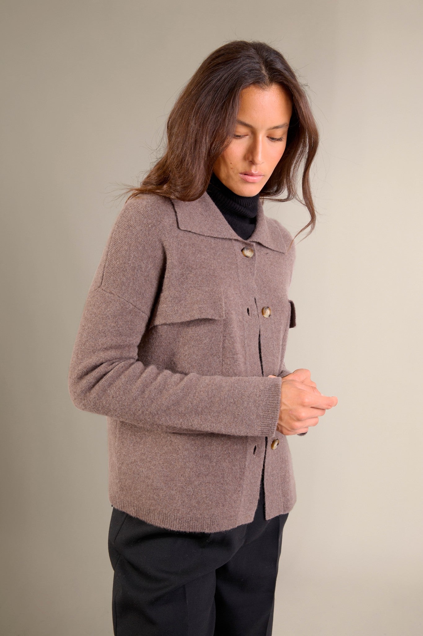 solivra veste boutonnée col chemise taupe chiné 100% cachemire