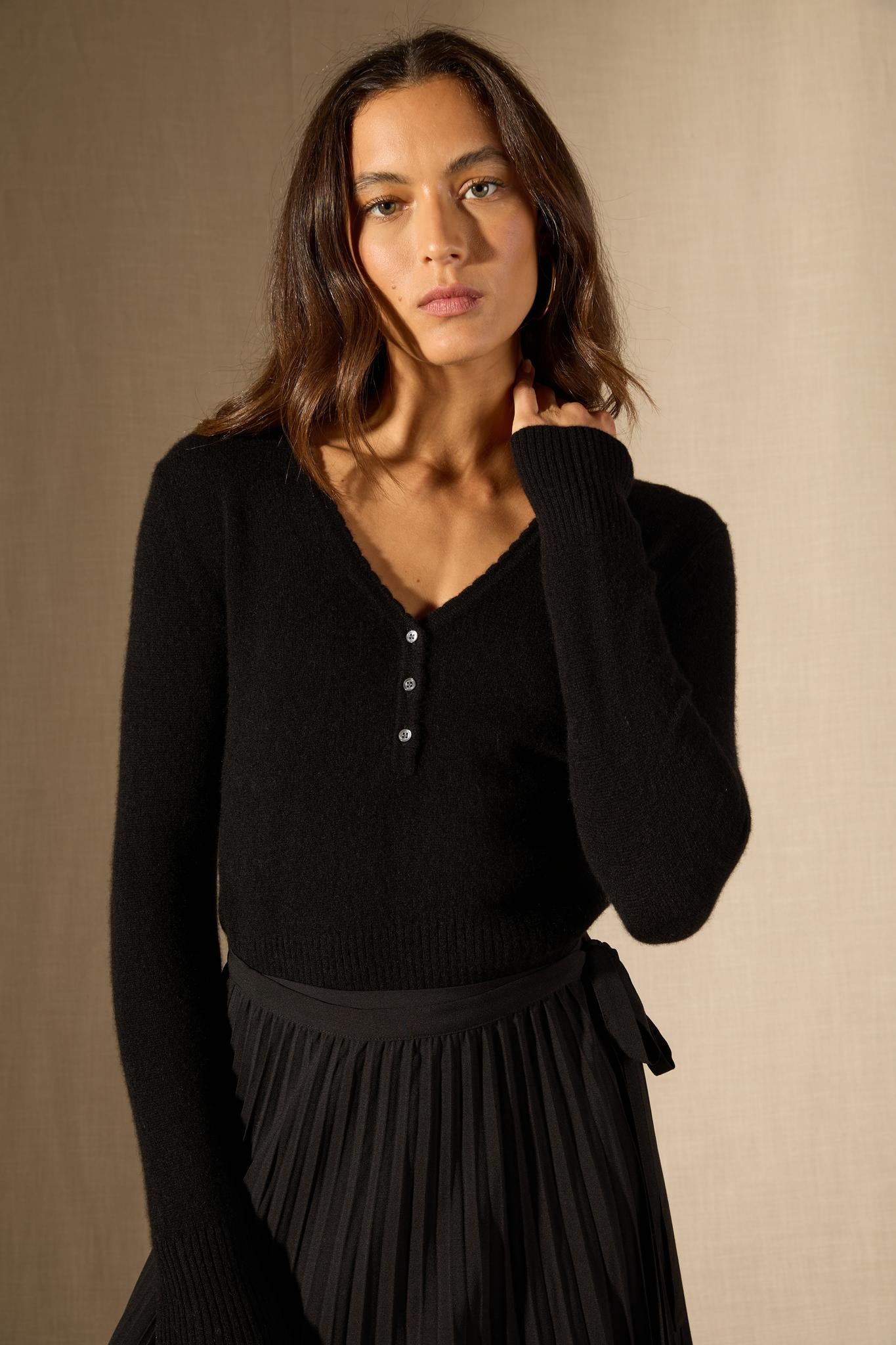 Selene pull col v boutonné noir 100% cachemire