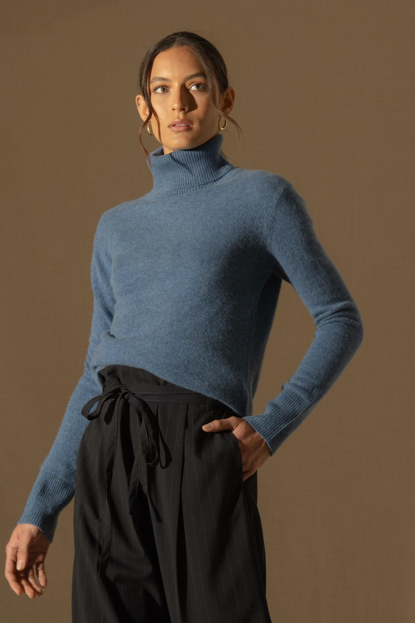 TRACY pull col roulé bleu denim 100% cachemire