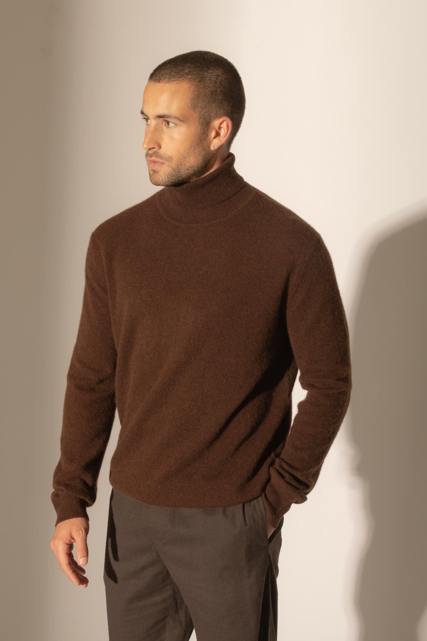 TREVOR pull col roulé café 100% cachemire