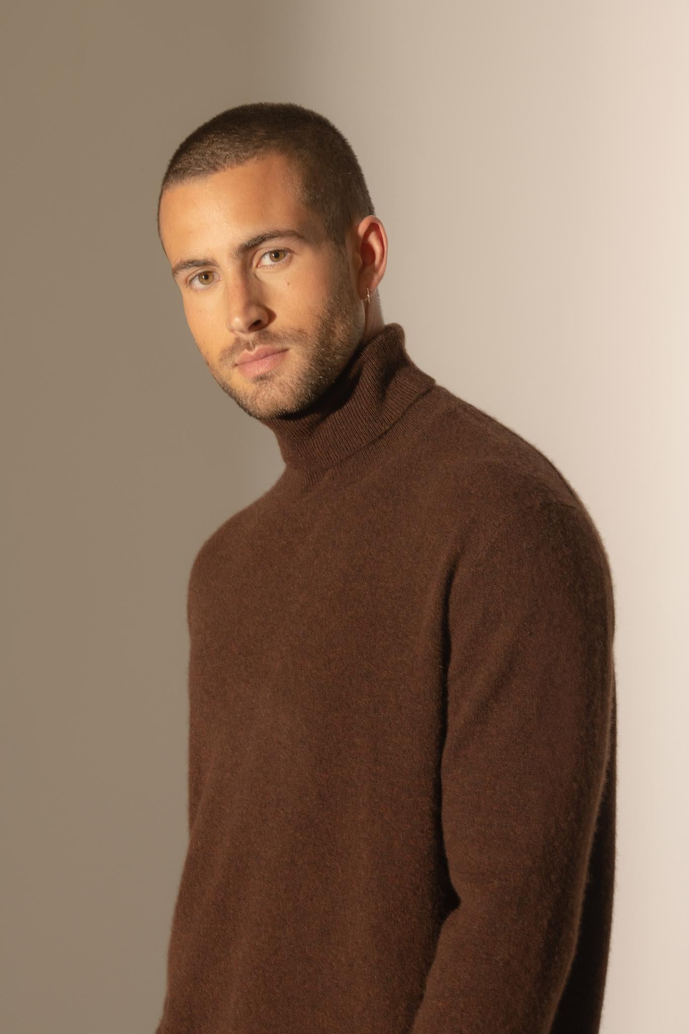 TREVOR pull col roulé café 100% cachemire