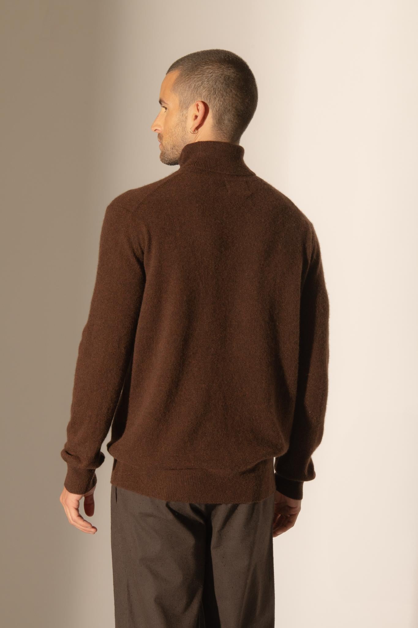 TREVOR pull col roulé café 100% cachemire