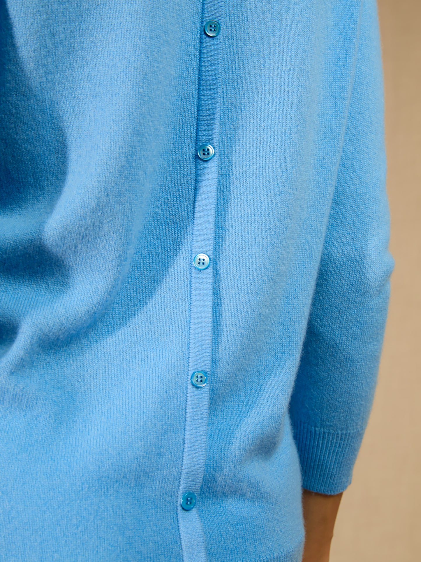 VANESSA pull col rond boutonné dos baby blue 100% cachemire