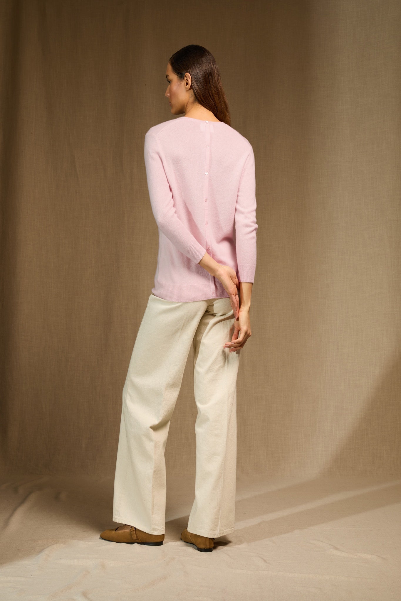 VANESSA pull col rond boutonné dos poudre 100% cachemire