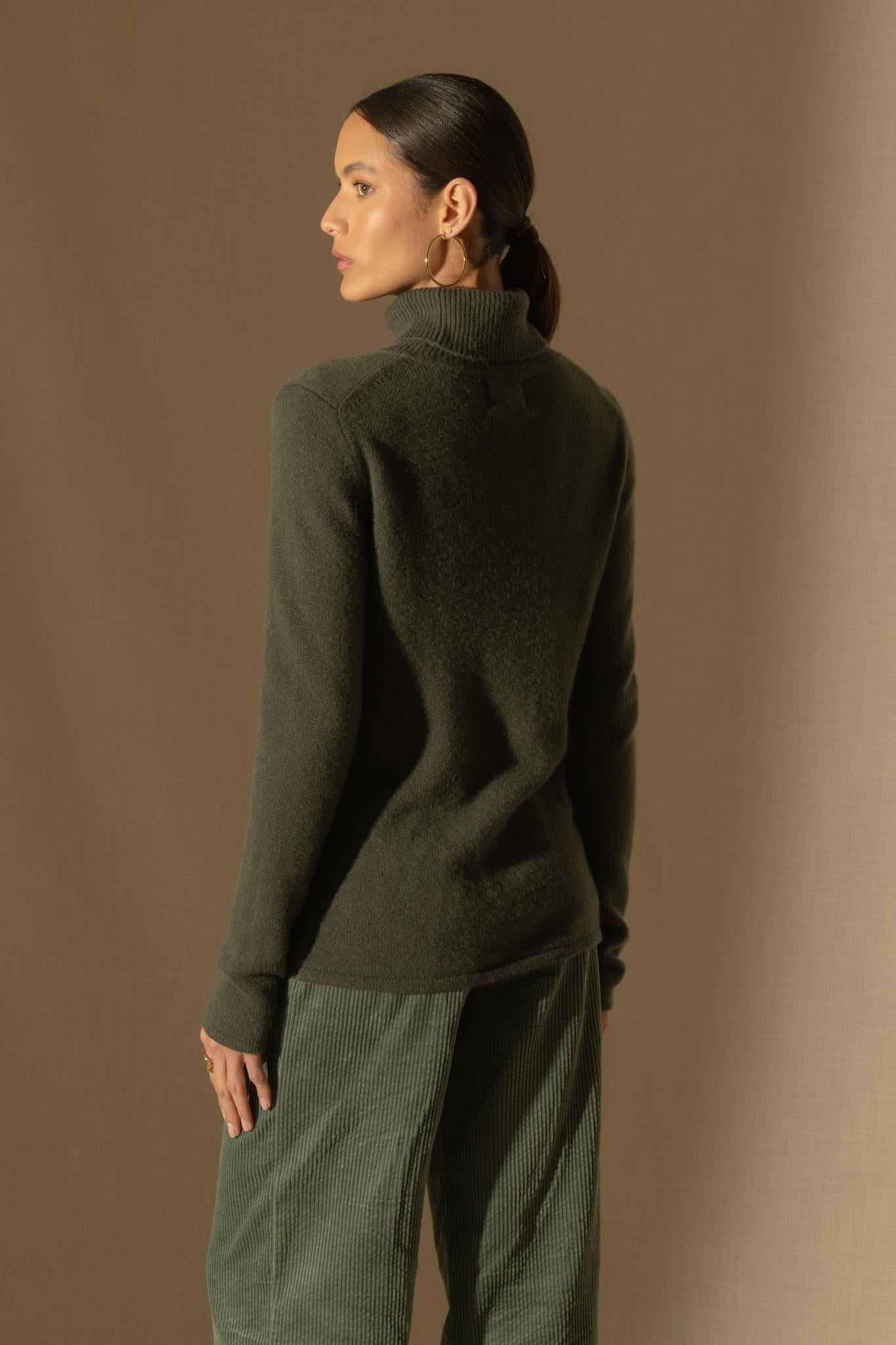 WILLOW pull col roulé 4 fils kaki 100% cachemire